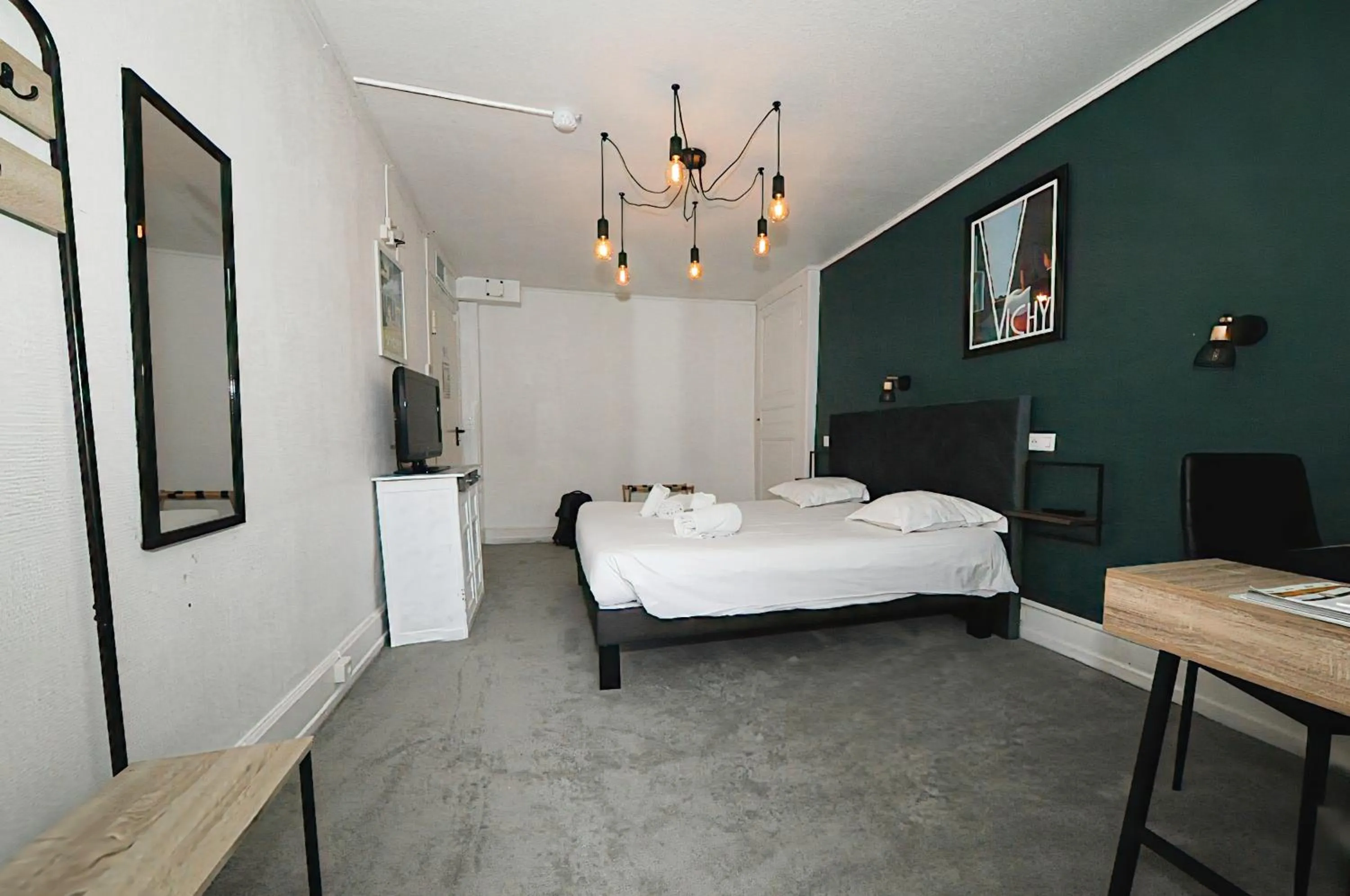 TV and multimedia, Bed in Hôtel & Restaurant Le Patio VICHY