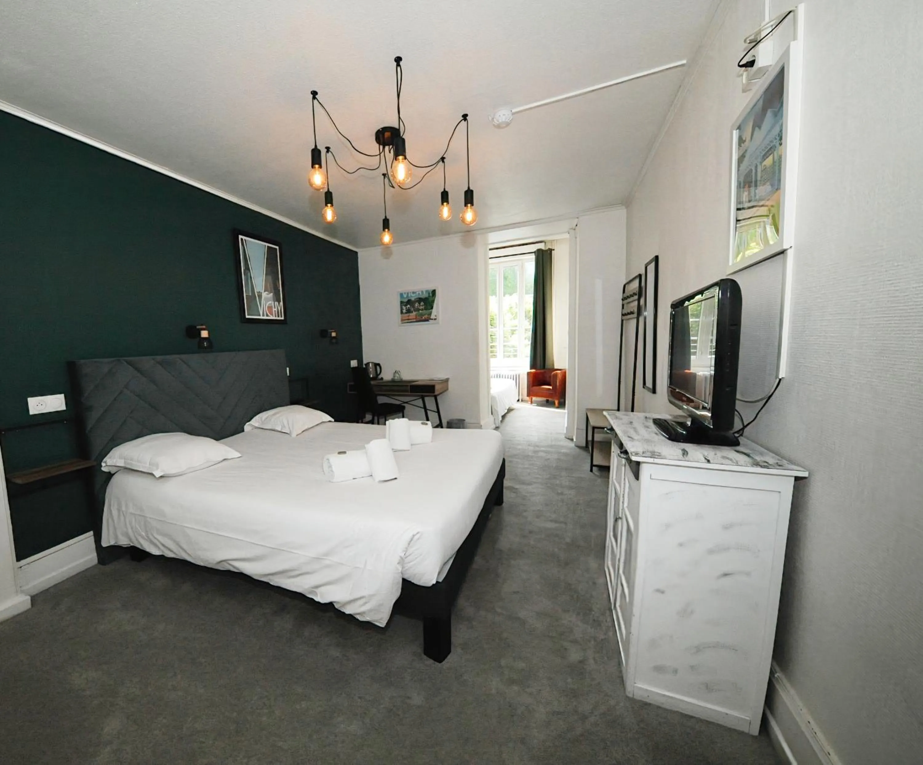 TV and multimedia, Bed in Hôtel & Restaurant Le Patio VICHY