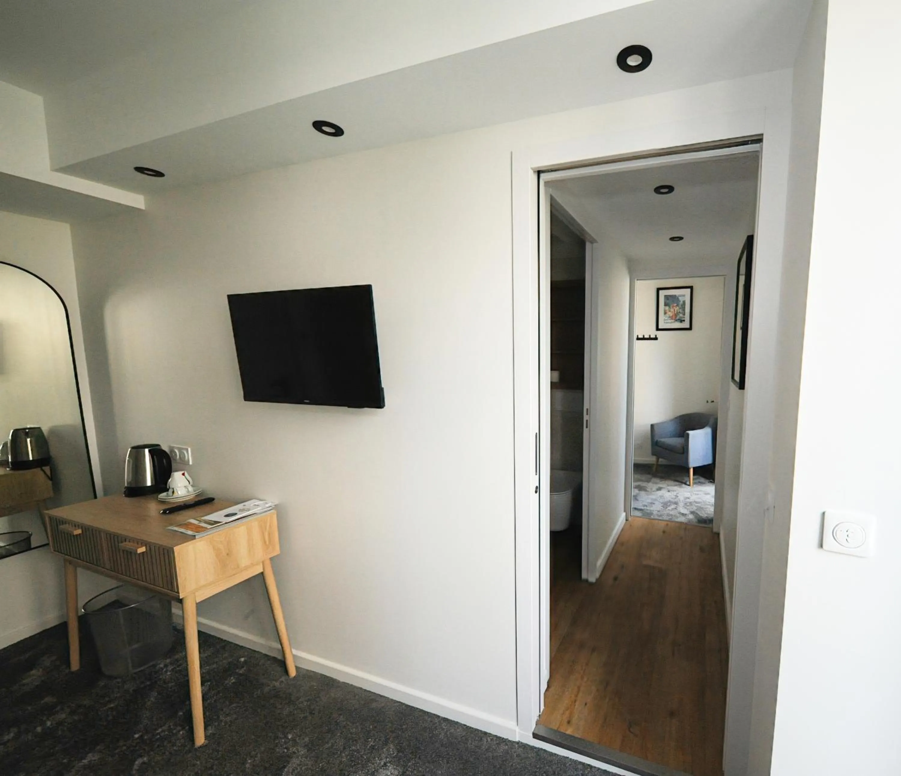 TV and multimedia, Bed in Hôtel & Restaurant Le Patio VICHY