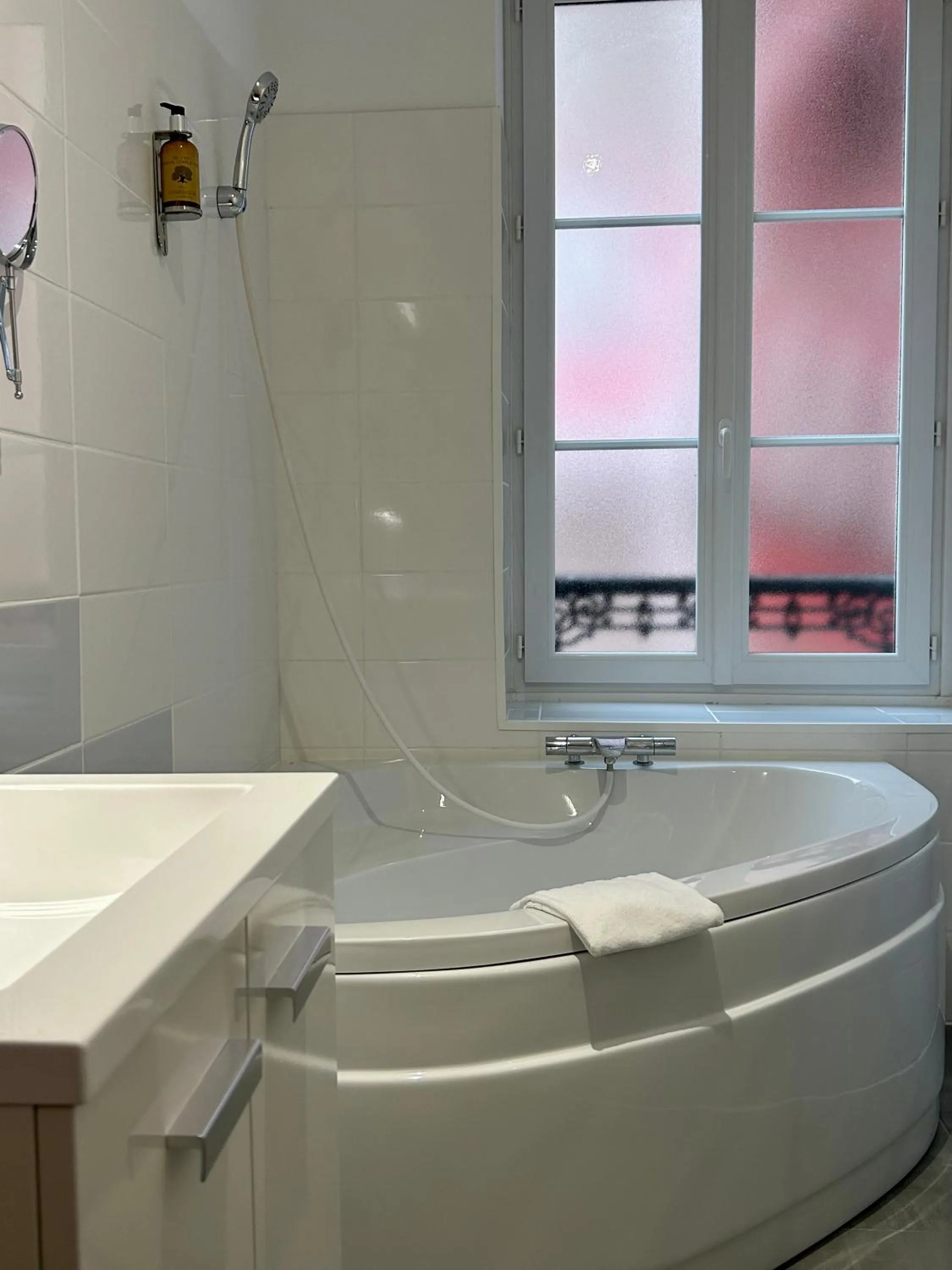 Bathroom in Hôtel & Restaurant Le Patio VICHY