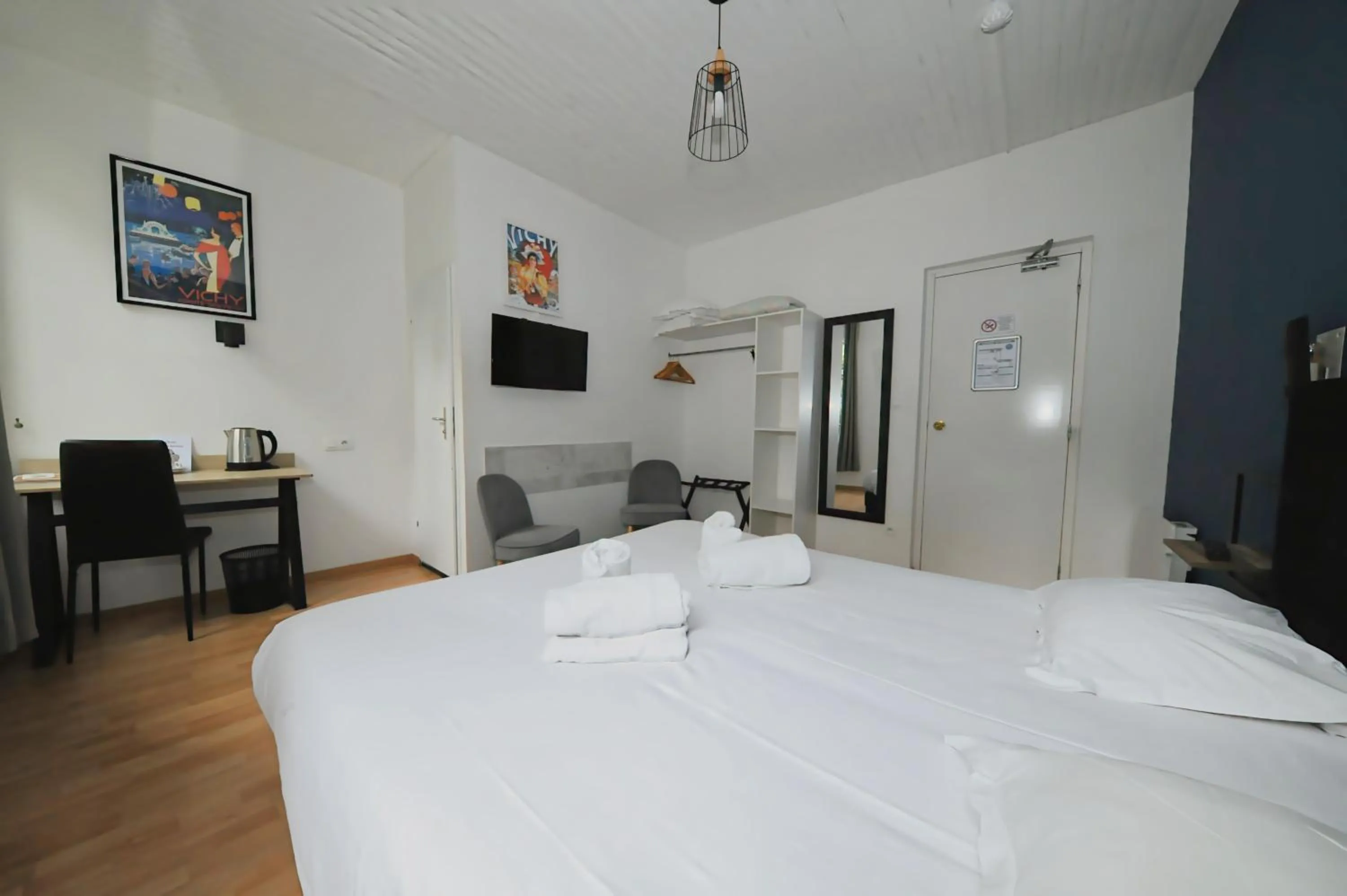 Bed in Hôtel & Restaurant Le Patio VICHY