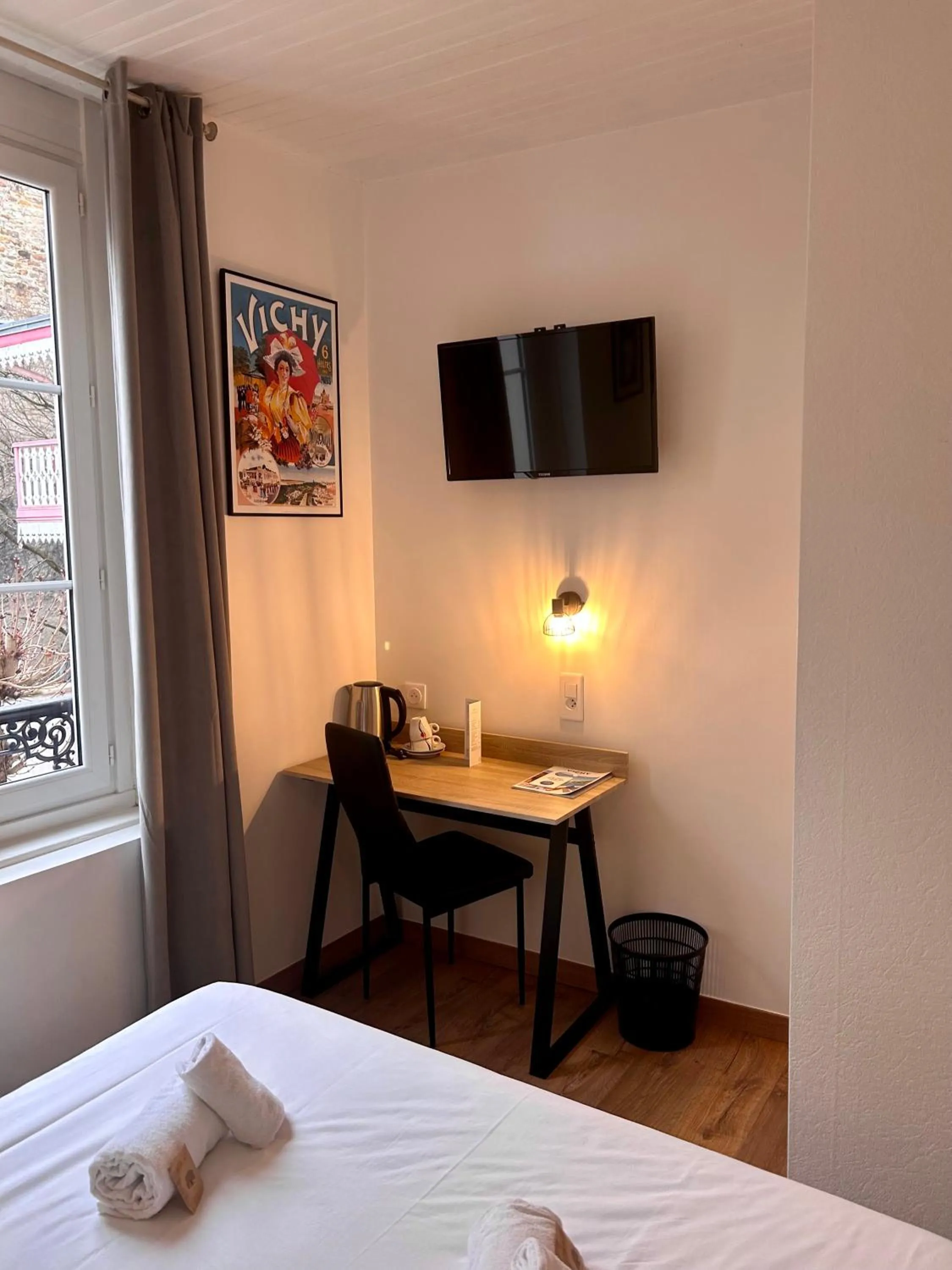 TV and multimedia, Bed in Hôtel & Restaurant Le Patio VICHY