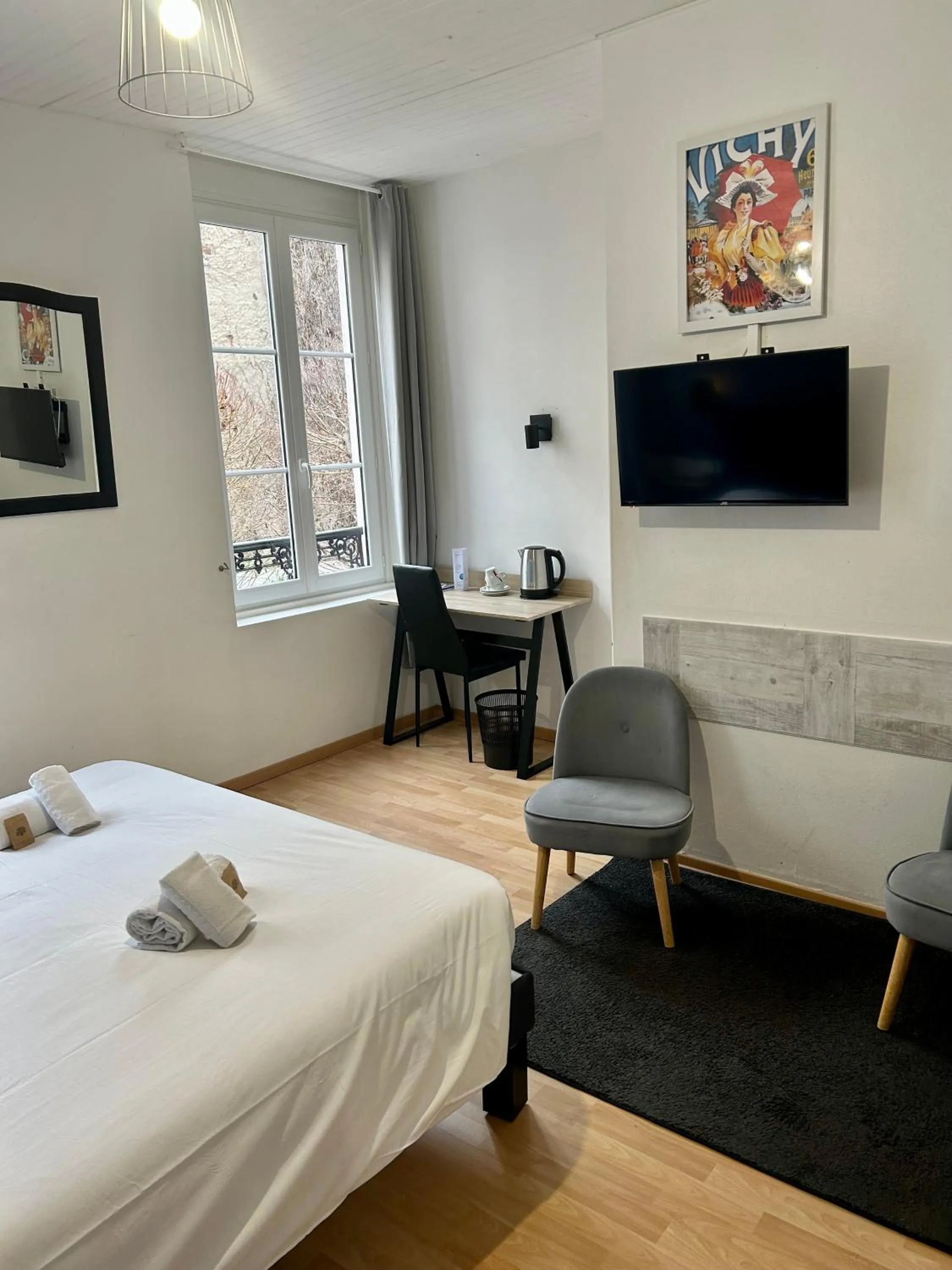 Photo of the whole room, Bed in Hôtel & Restaurant Le Patio VICHY