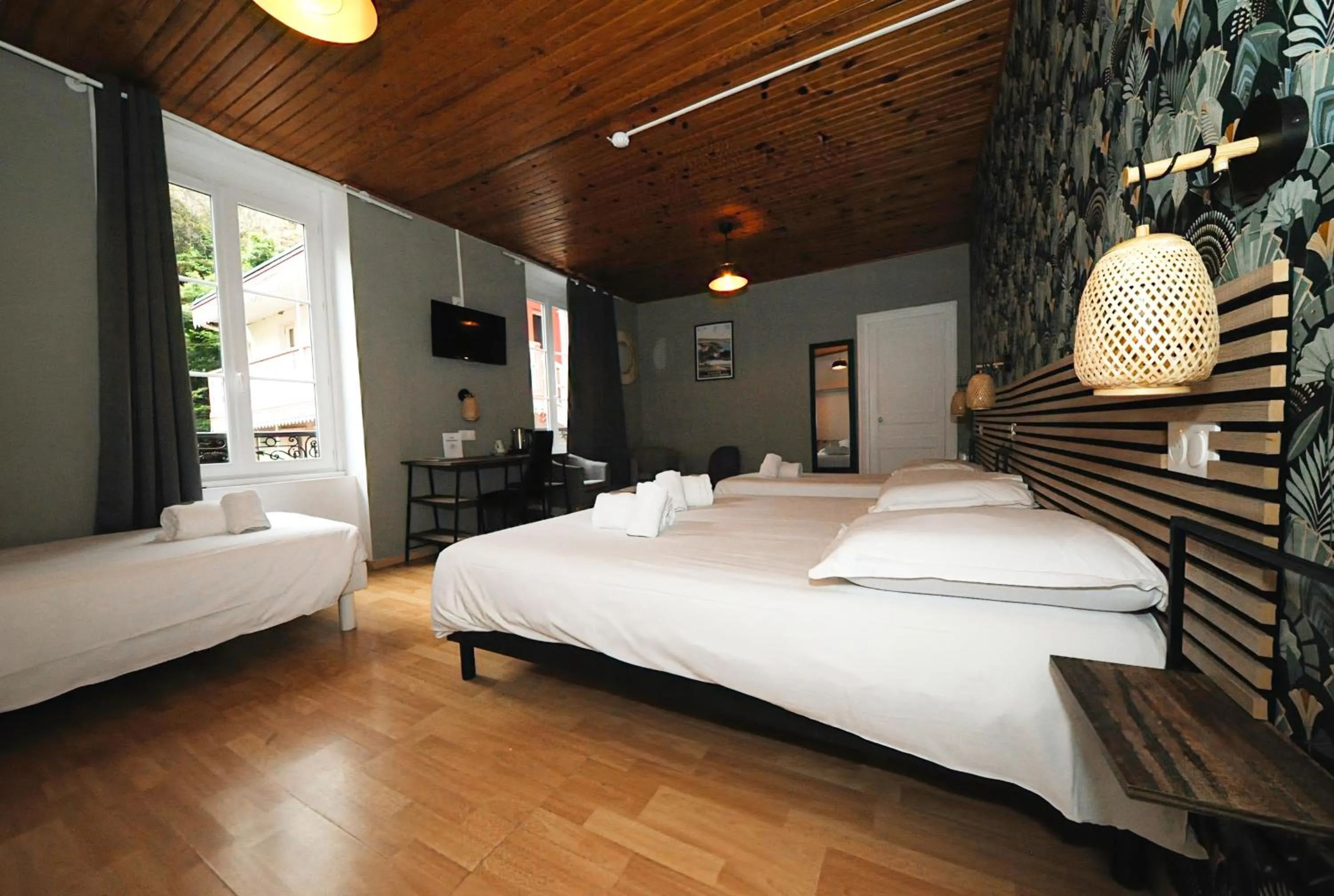 Photo of the whole room, Bed in Hôtel & Restaurant Le Patio VICHY