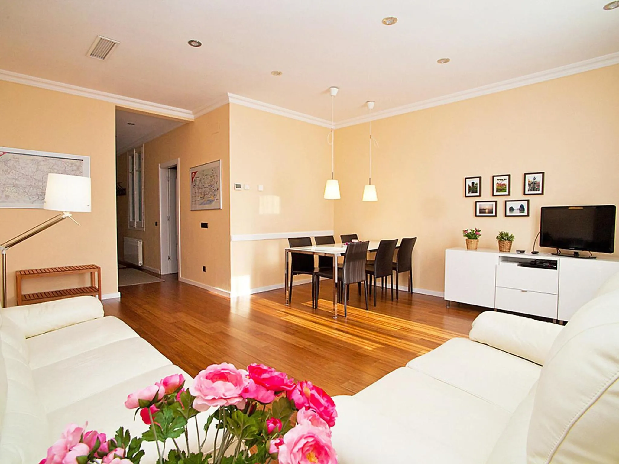 Photo of the whole room in Apartment Eixample Esquerre Gran Via Balmes by Interhome