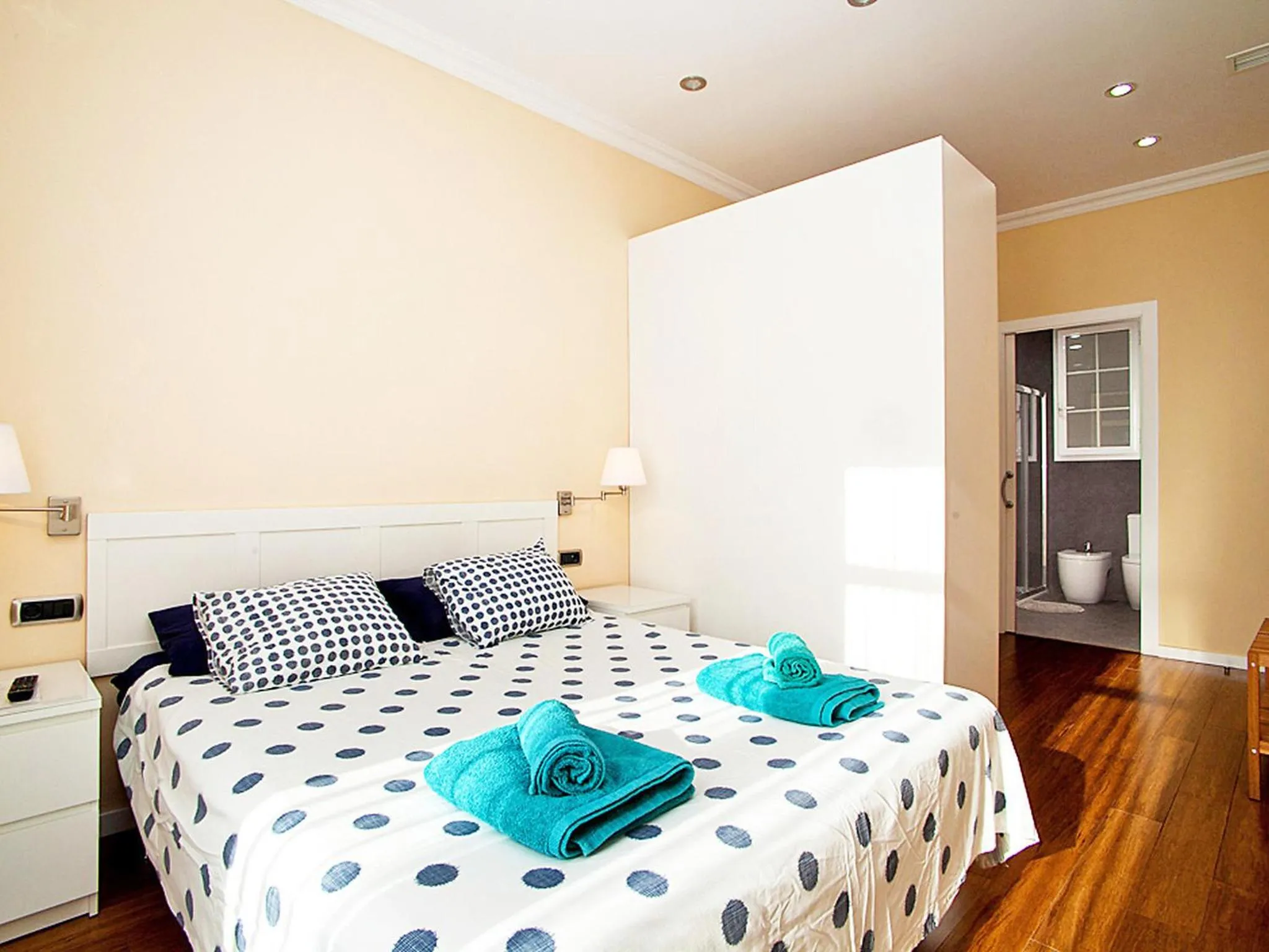 Photo of the whole room, Bed in Apartment Eixample Esquerre Gran Via Balmes by Interhome
