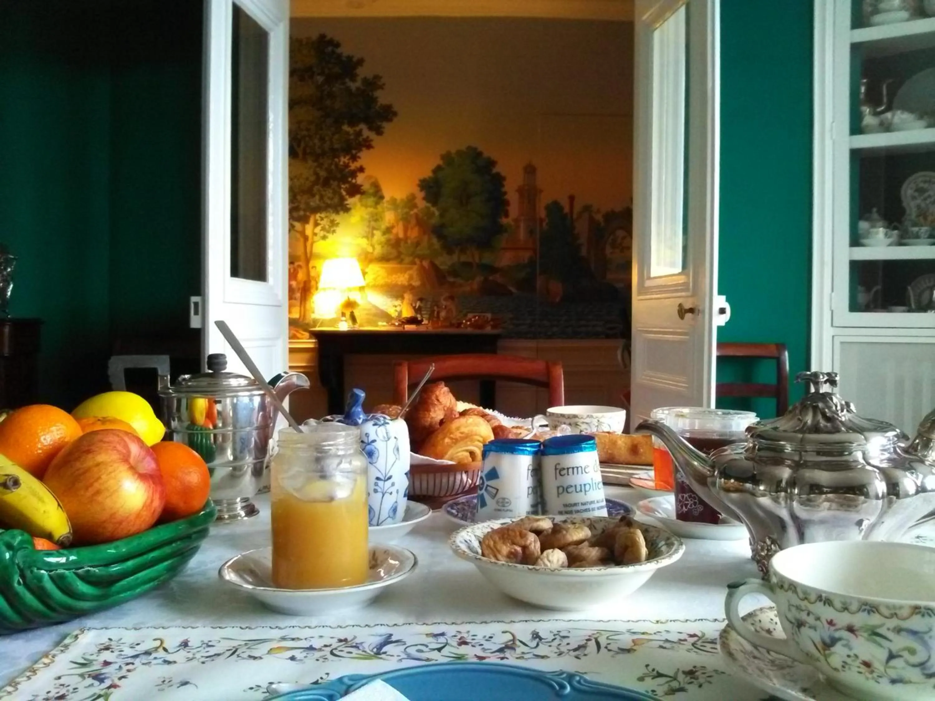 Decorative detail in Le 48 Paris