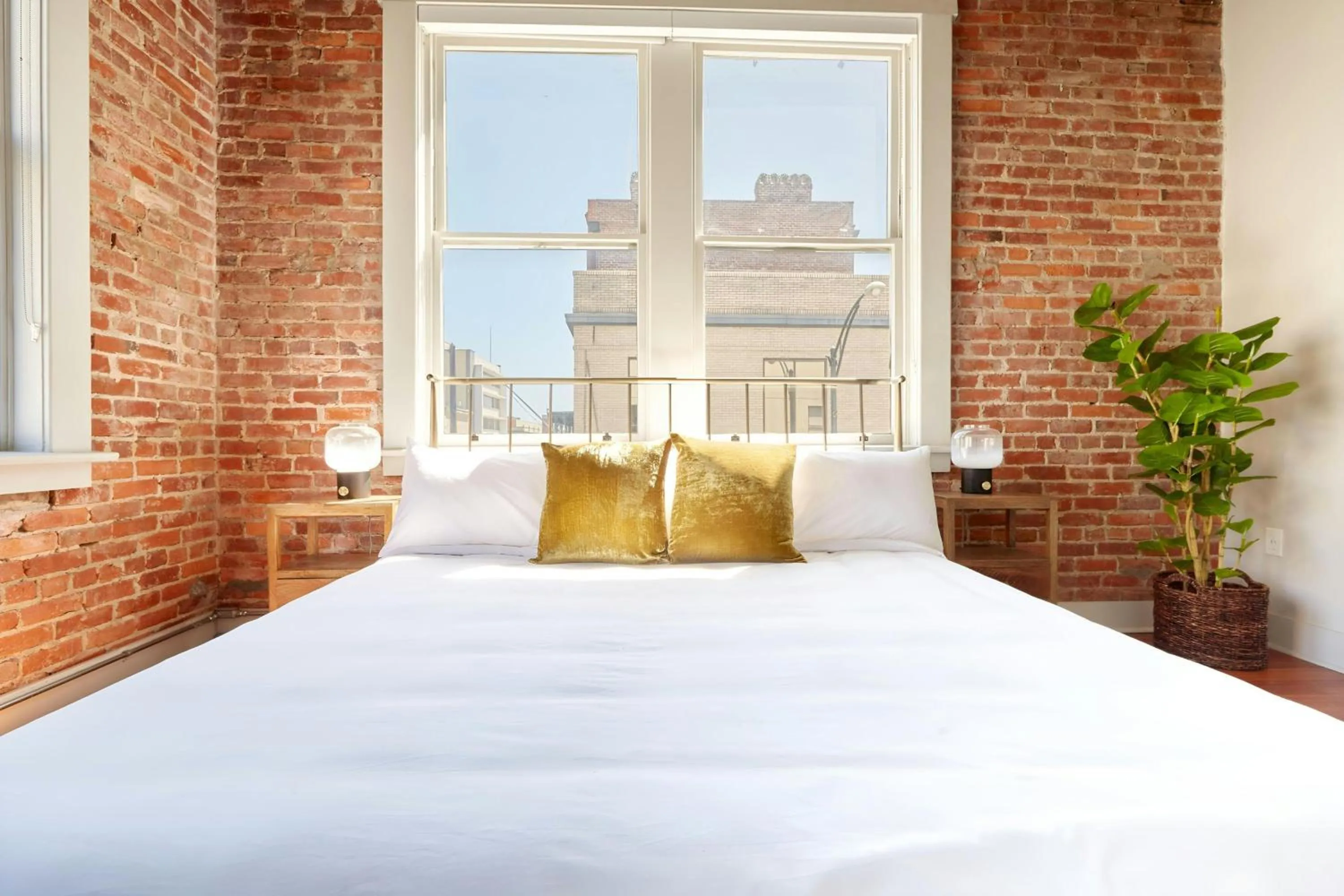 Bedroom, Bed in Sonder by Marriott Bonvoy The Drayton Apartments Historic District