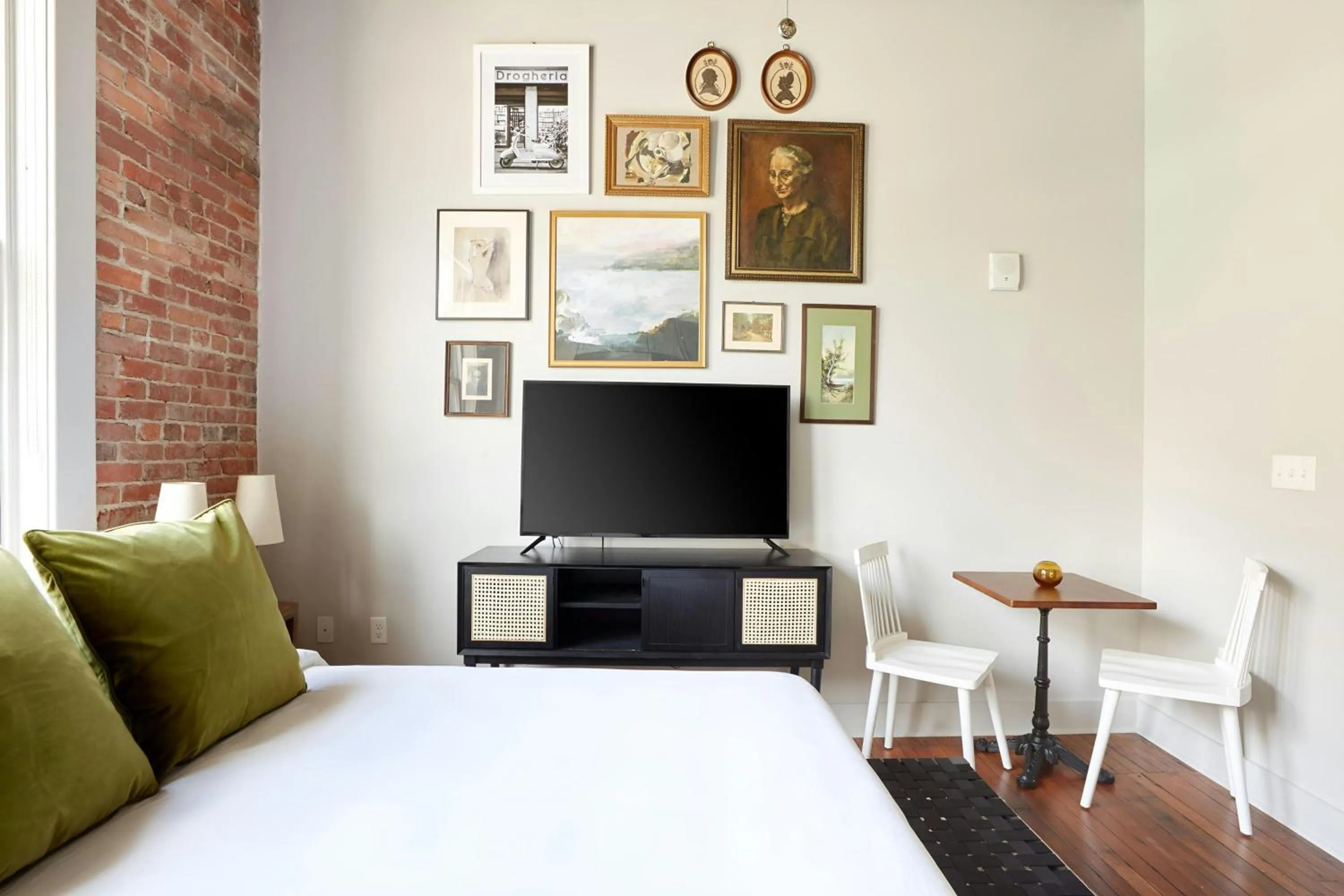 Bedroom, Bed in Sonder by Marriott Bonvoy The Drayton Apartments Historic District