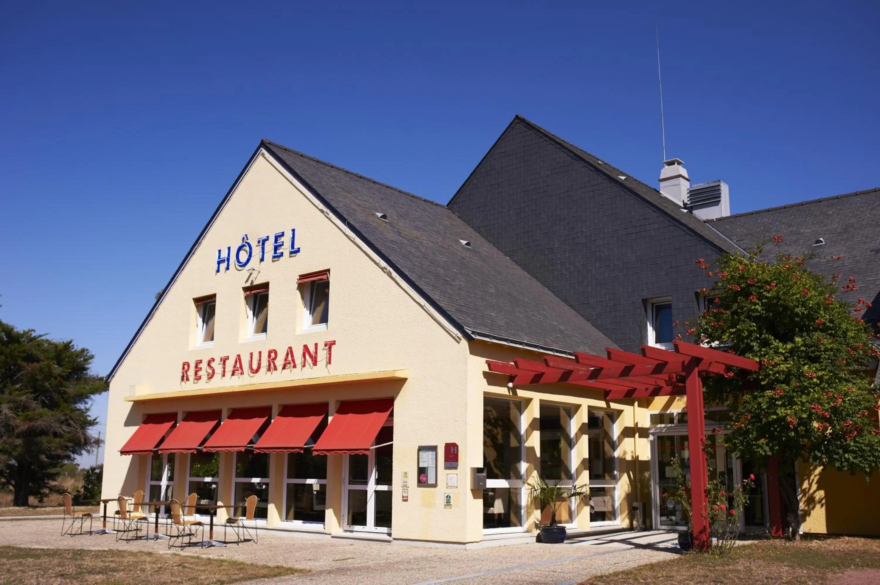 Property building in Logis Hotel De La Loire - Restaurant Les Bateliers