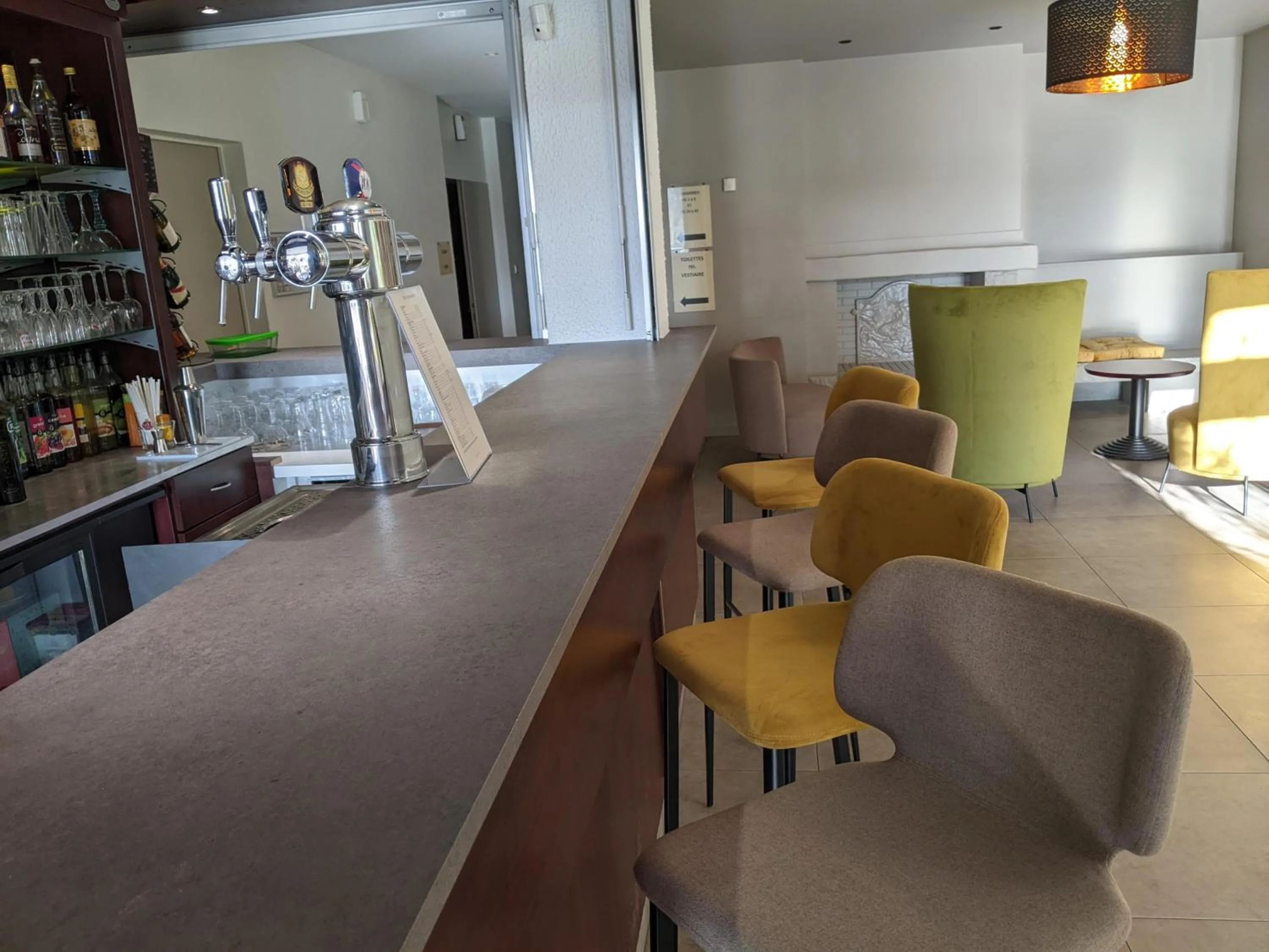 Lounge or bar in Logis Hotel De La Loire - Restaurant Les Bateliers