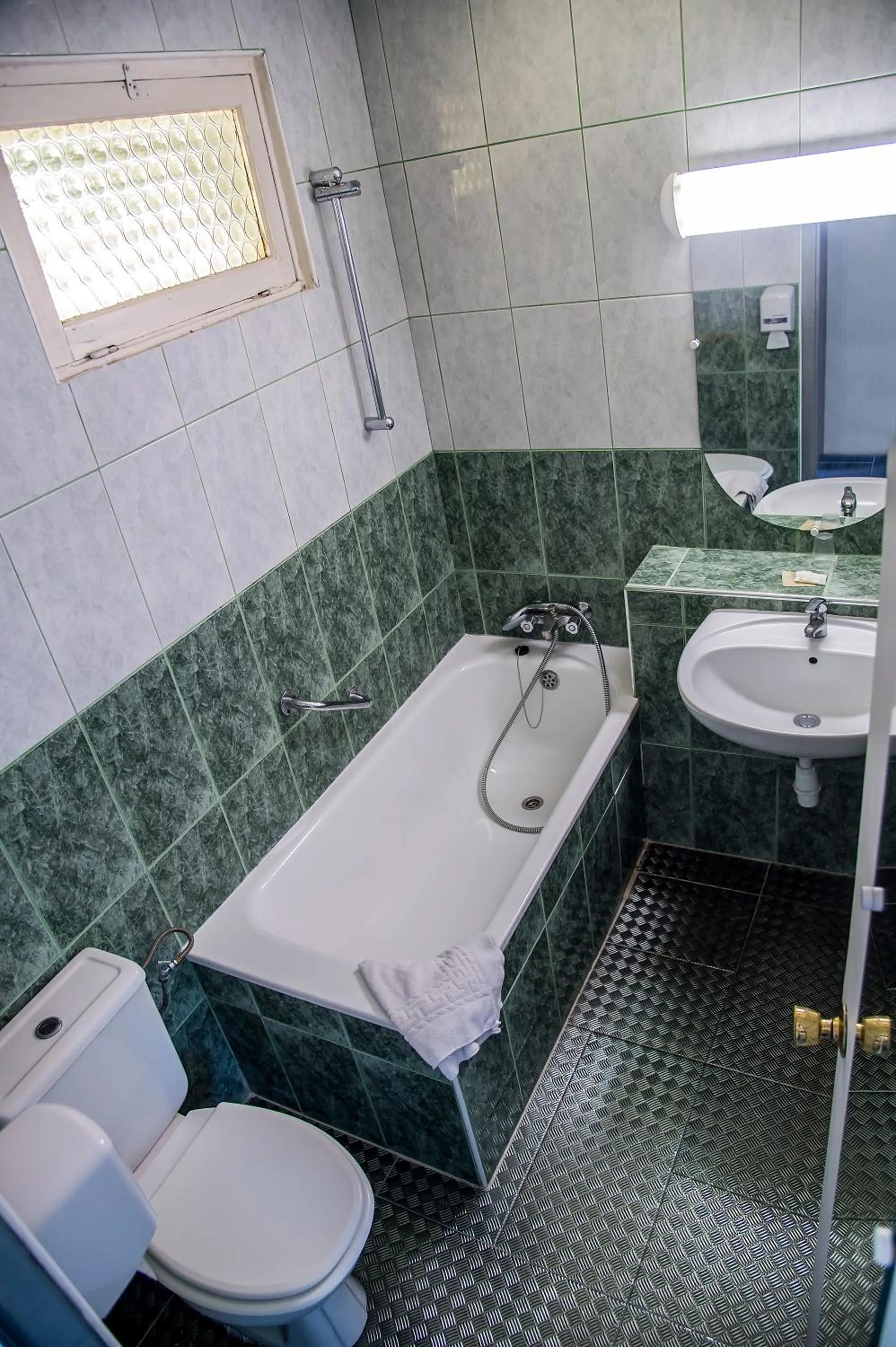 Property building, Bathroom in Relais 500 De Vienne