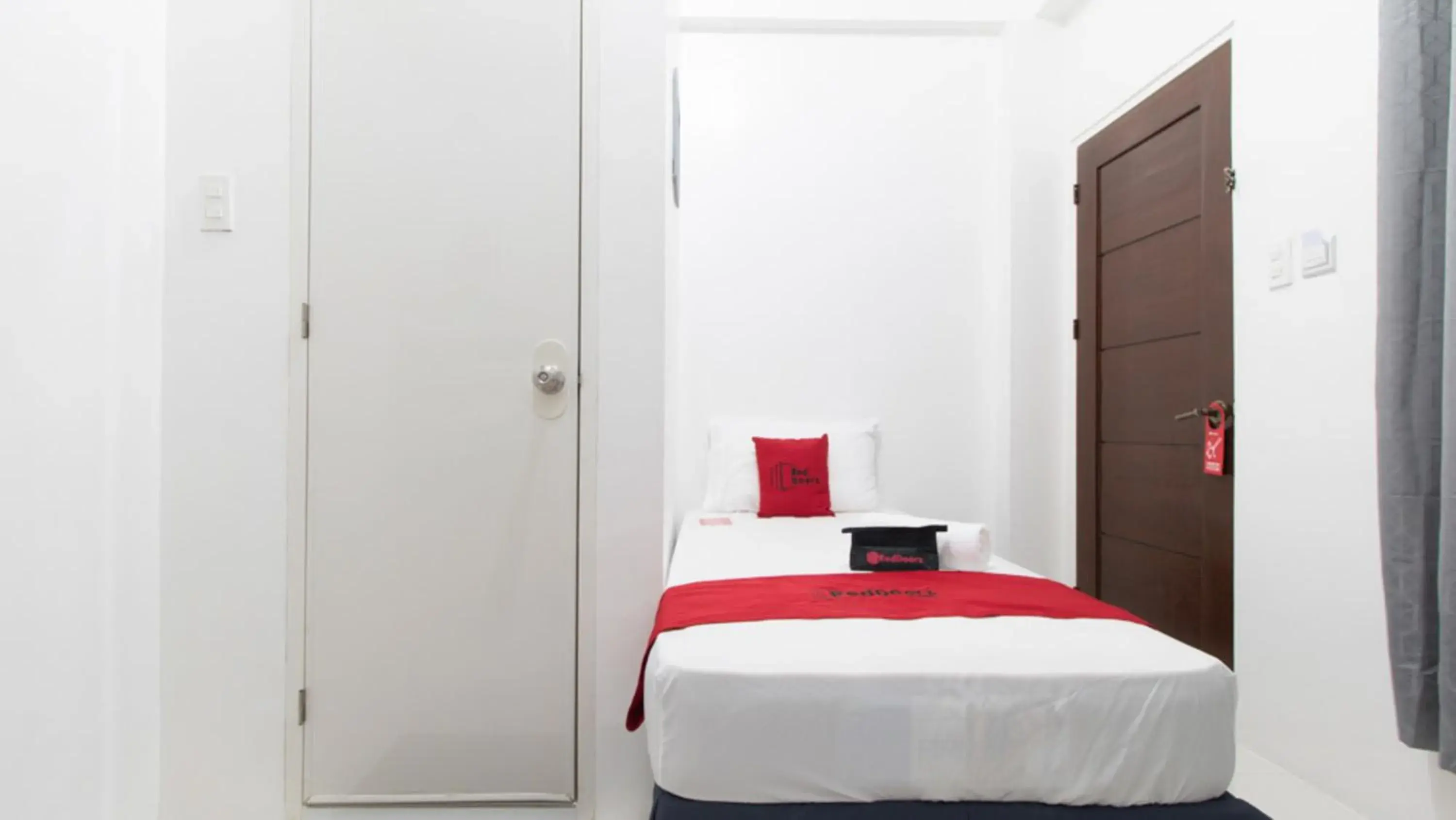 Double Room in RedDoorz near Liceo De Cagayan University Highschool Double Room in RedDoorz near Liceo De Cagayan University Highschool