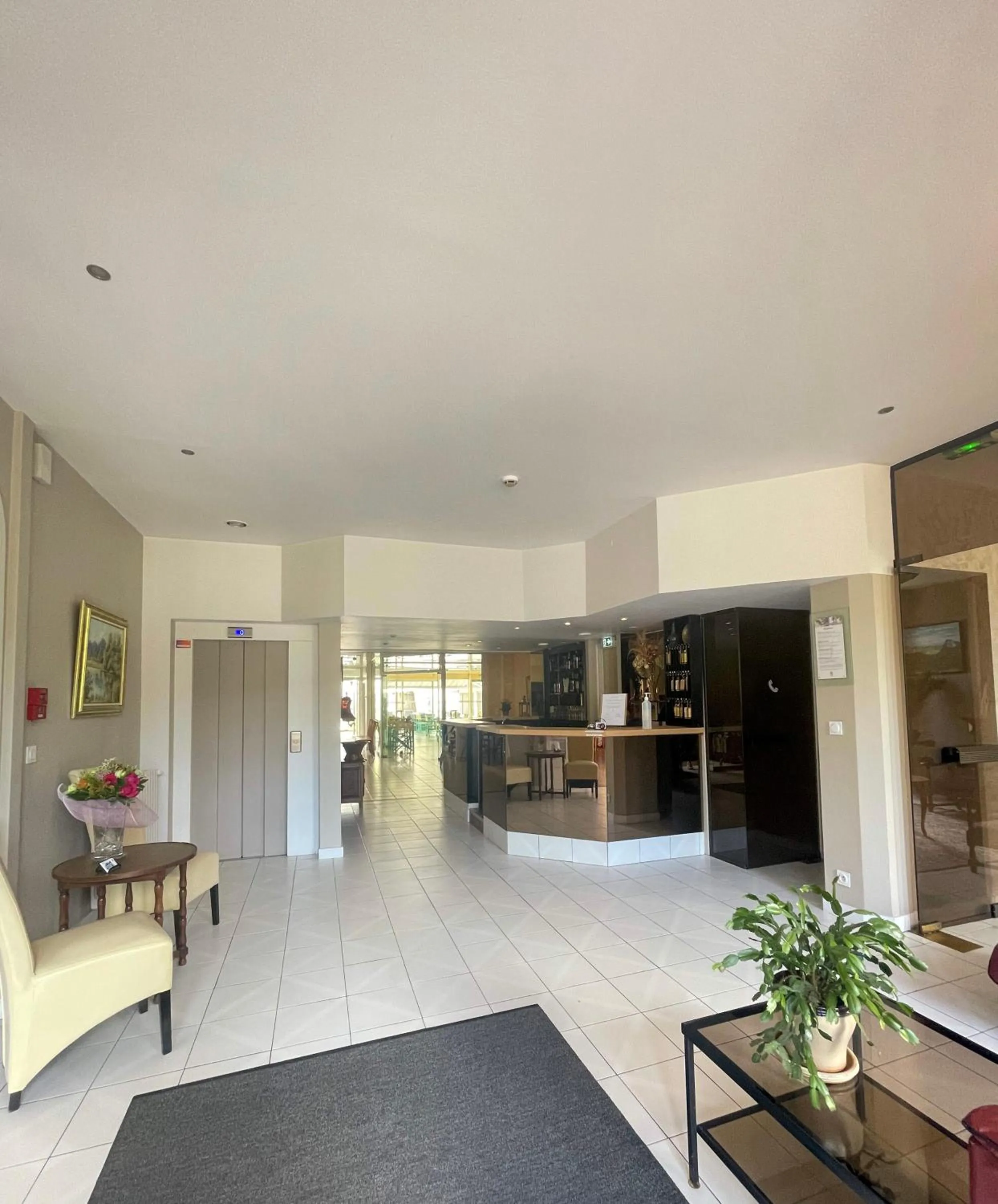 Lobby or reception in Logis Hôtel Regina