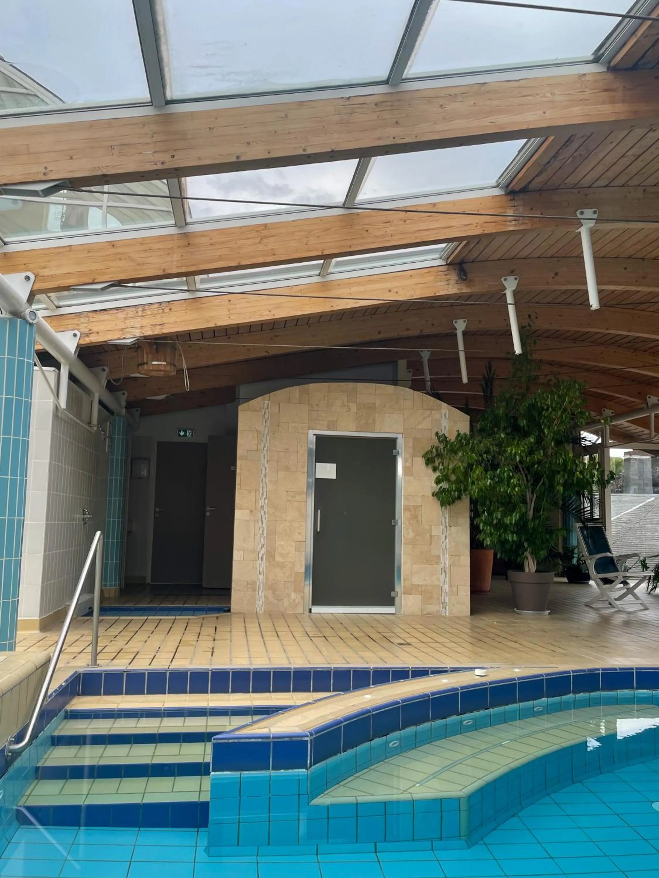 Swimming pool in Logis Hôtel Regina