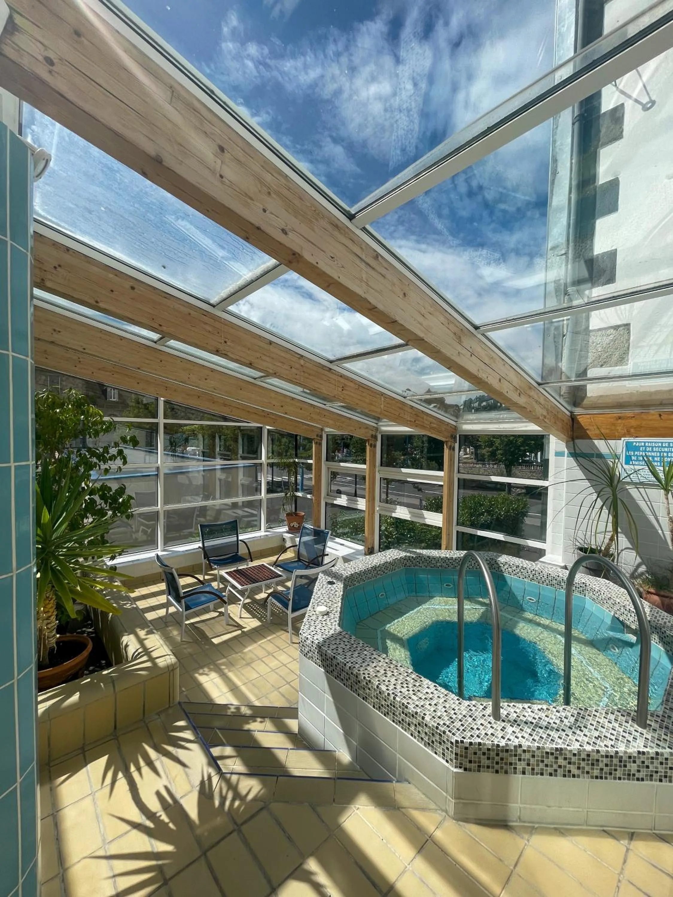 Spa and wellness centre/facilities in Logis Hôtel Regina