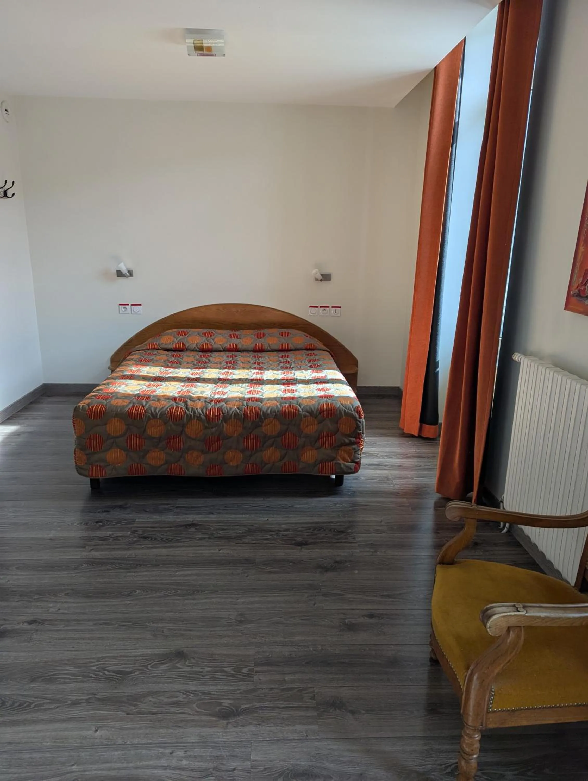 Bedroom, Bed in Logis Hôtel Regina