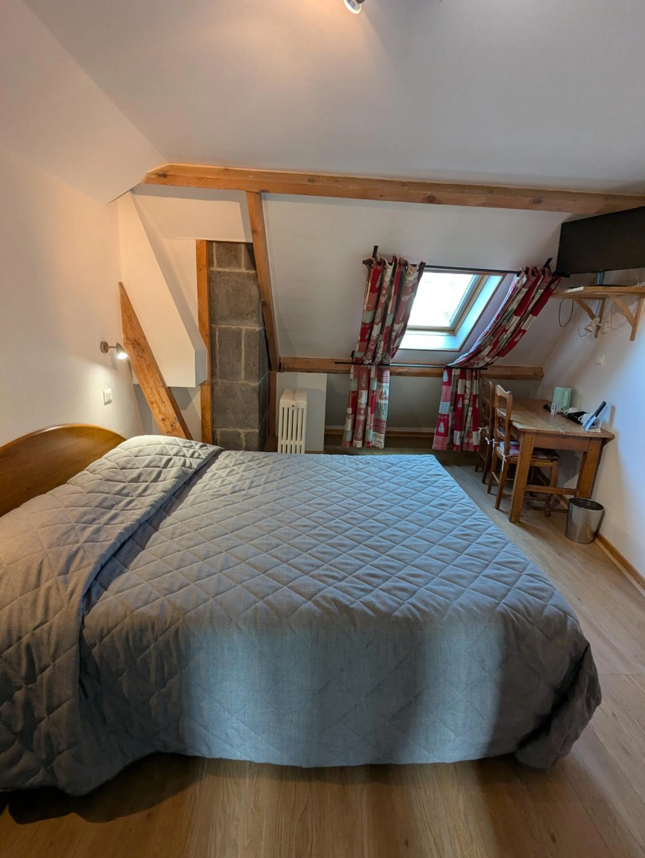 Bedroom, Bed in Logis Hôtel Regina