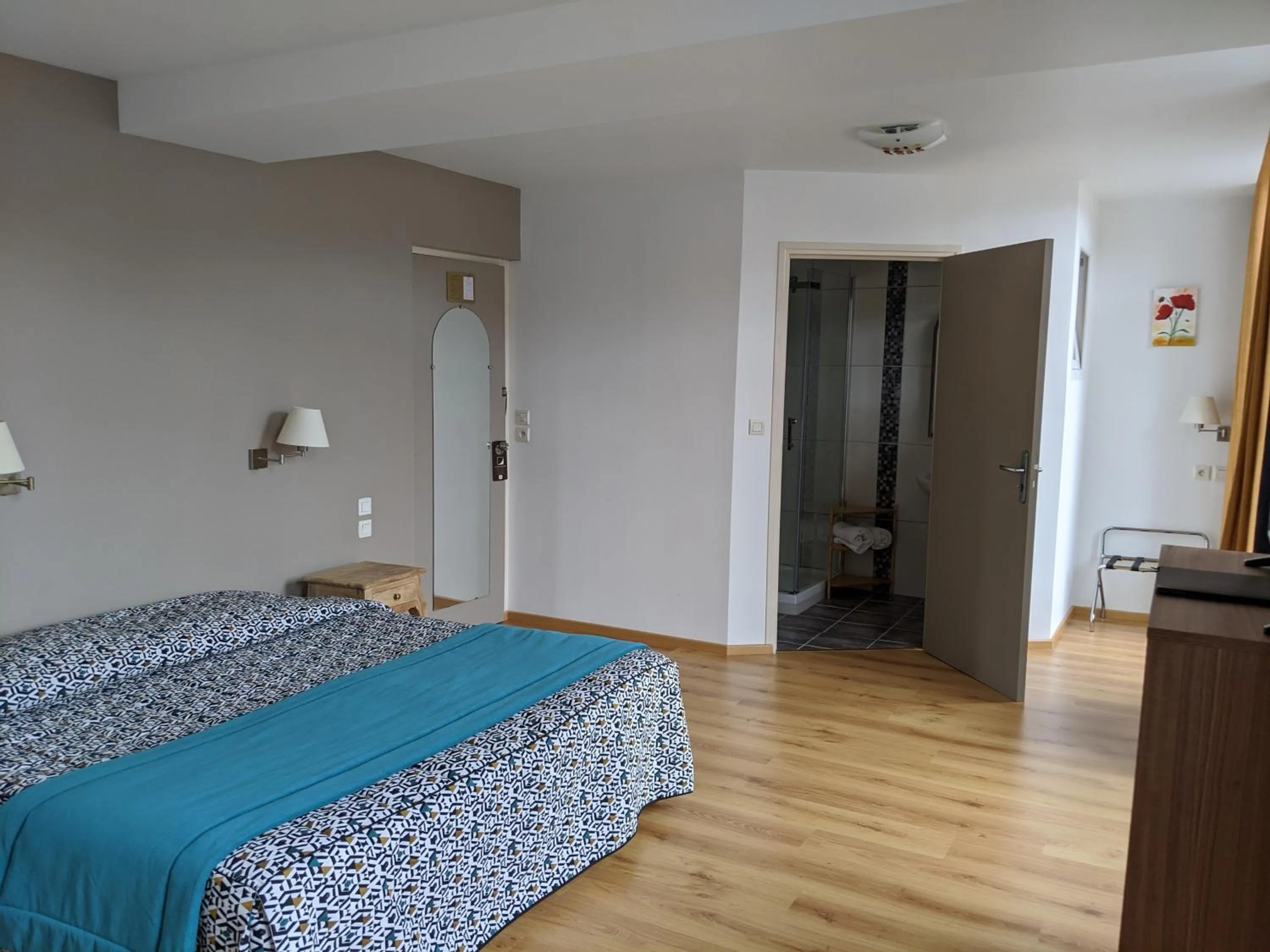 Bedroom, Bed in Logis Hôtel Regina