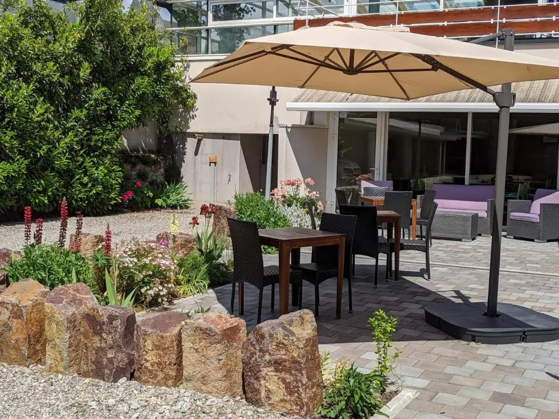 Patio in Logis Hôtel Regina