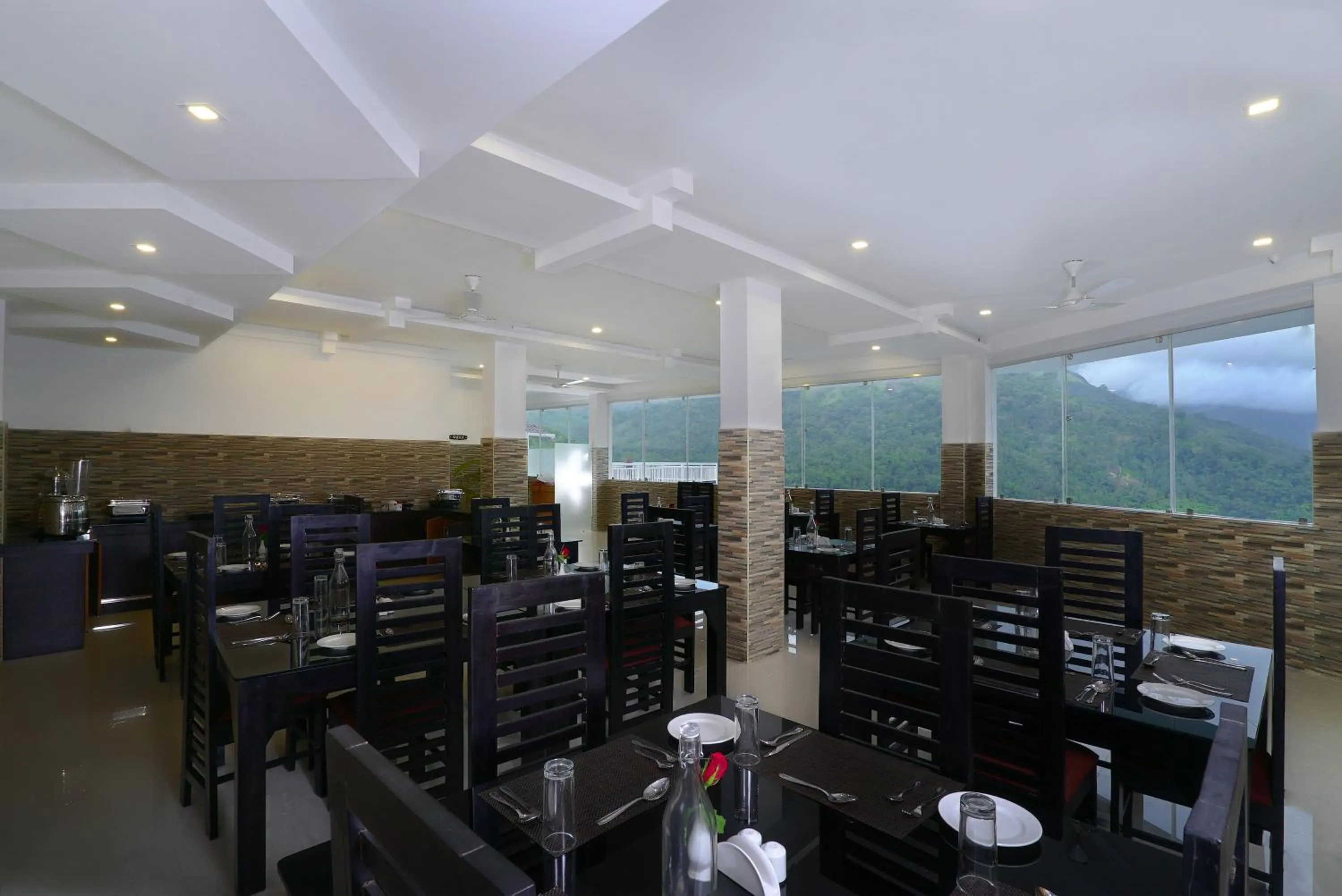 Restaurant/places to eat in Moonline Resort