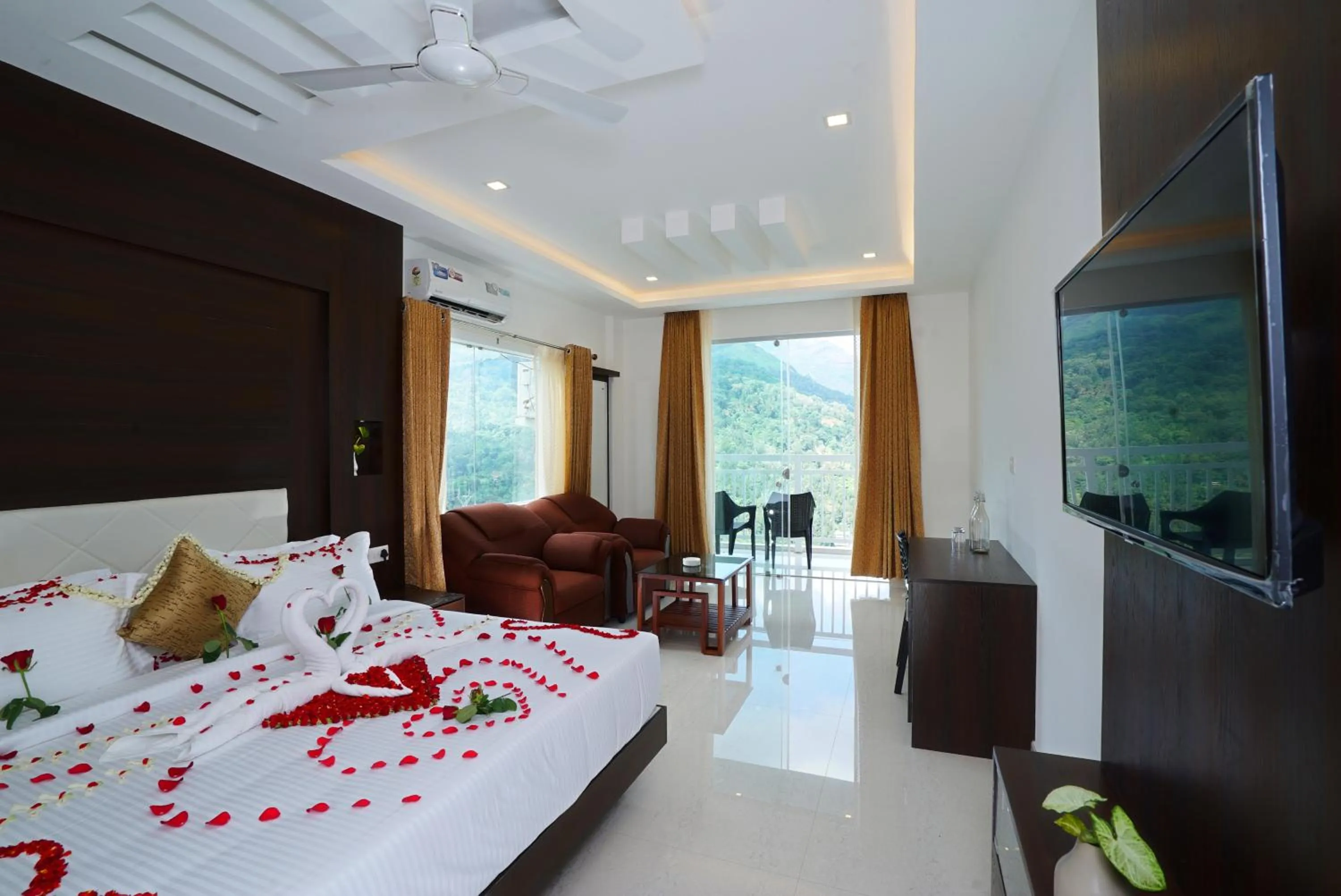 Photo of the whole room, Bed in Moonline Resort