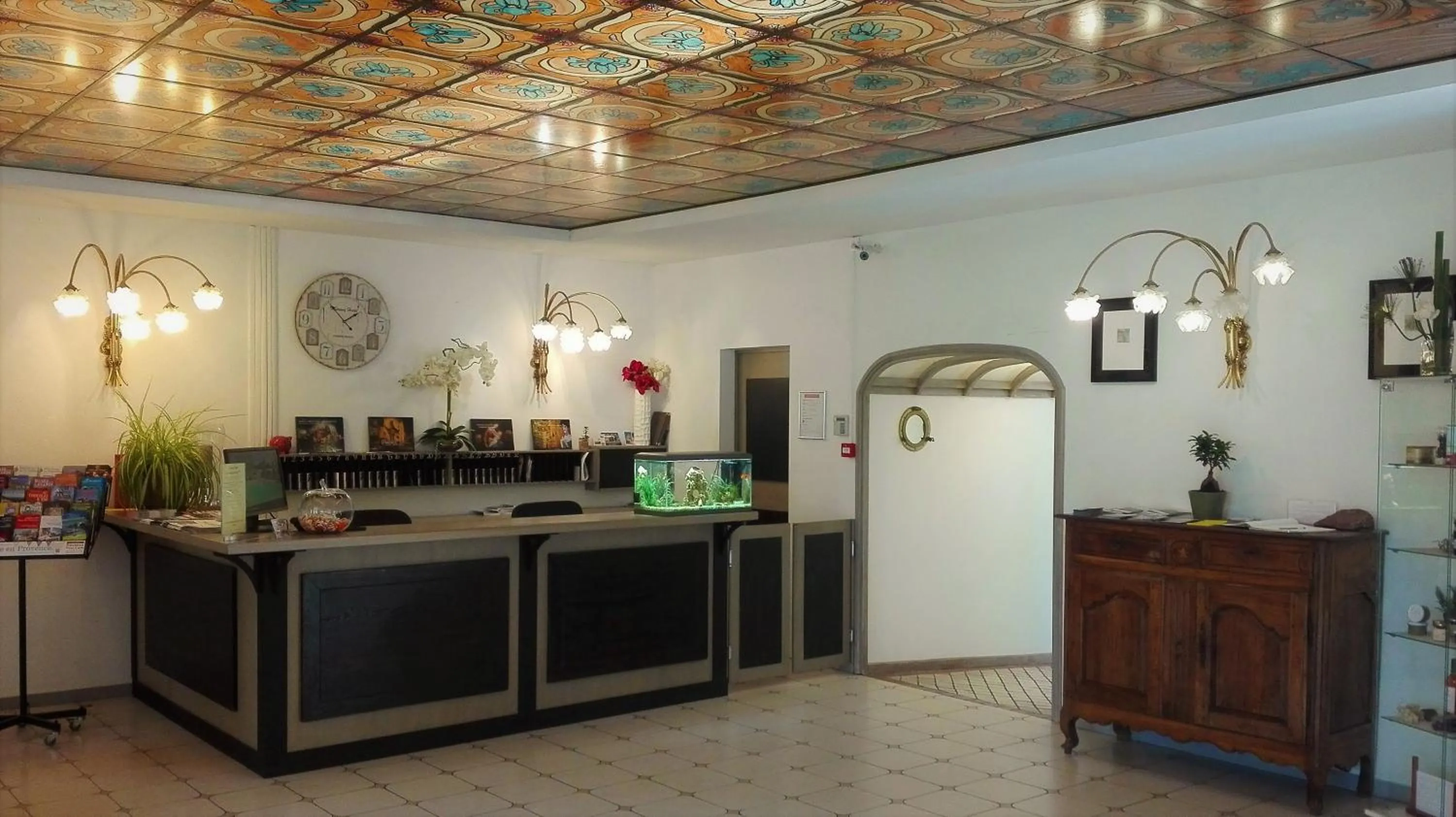 Lobby or reception in Logis Hôtel Fabian des Baux