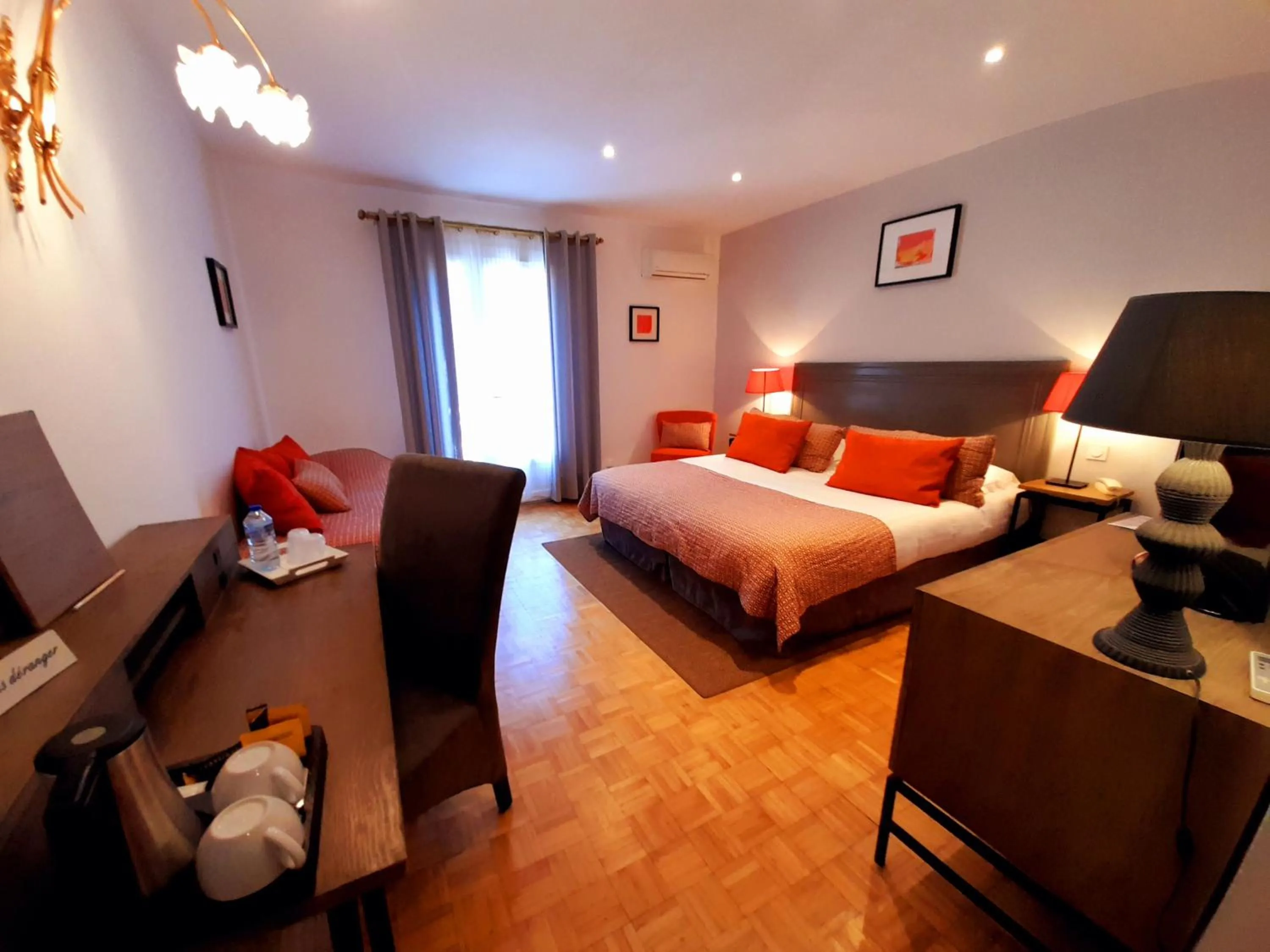 Photo of the whole room, Bed in Logis Hôtel Fabian des Baux