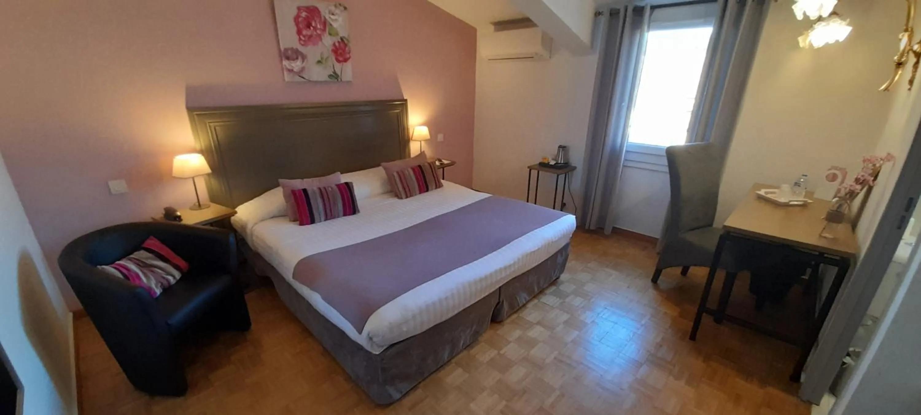 Photo of the whole room, Bed in Logis Hôtel Fabian des Baux