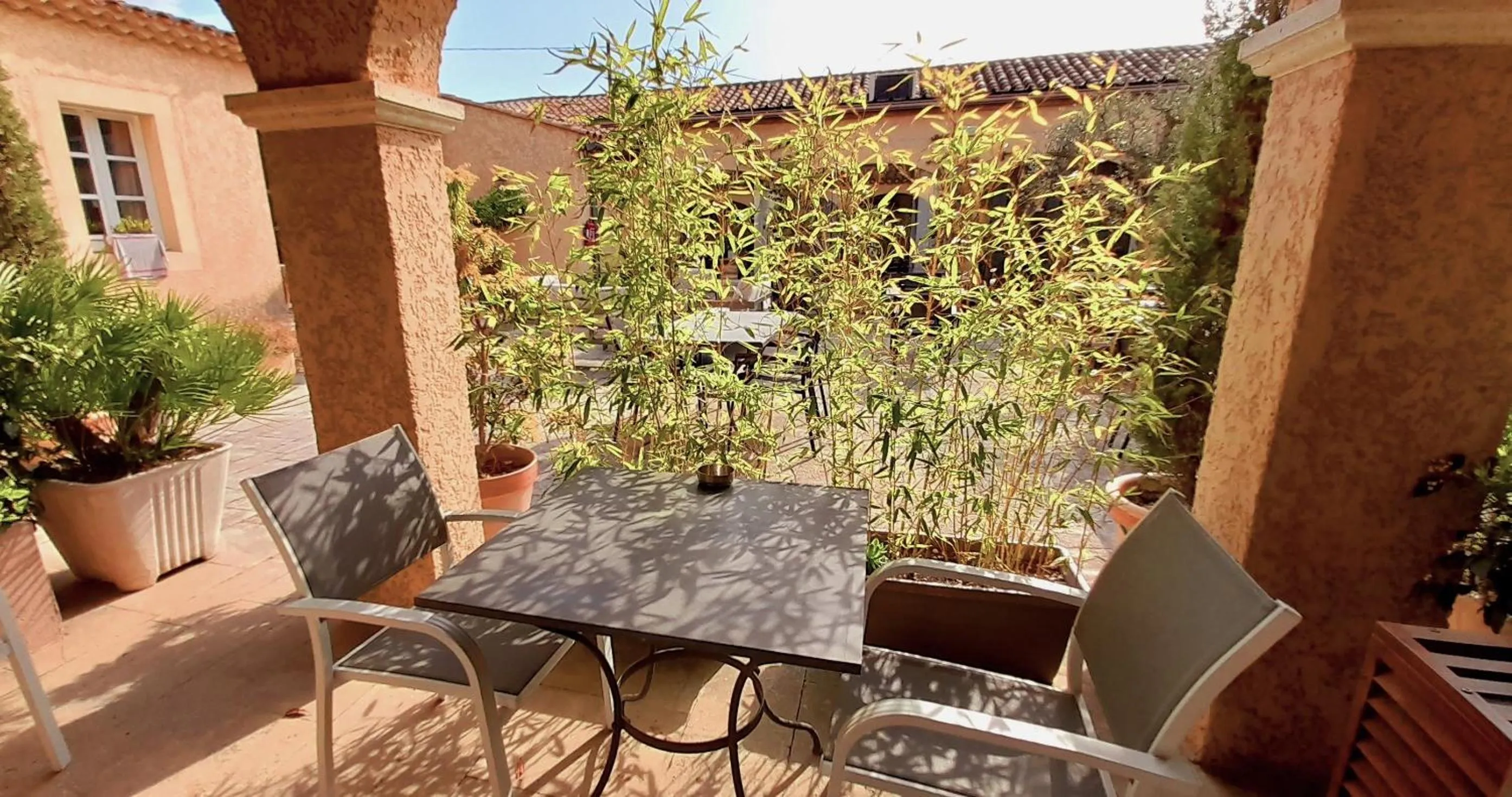 Patio in Logis Hôtel Fabian des Baux