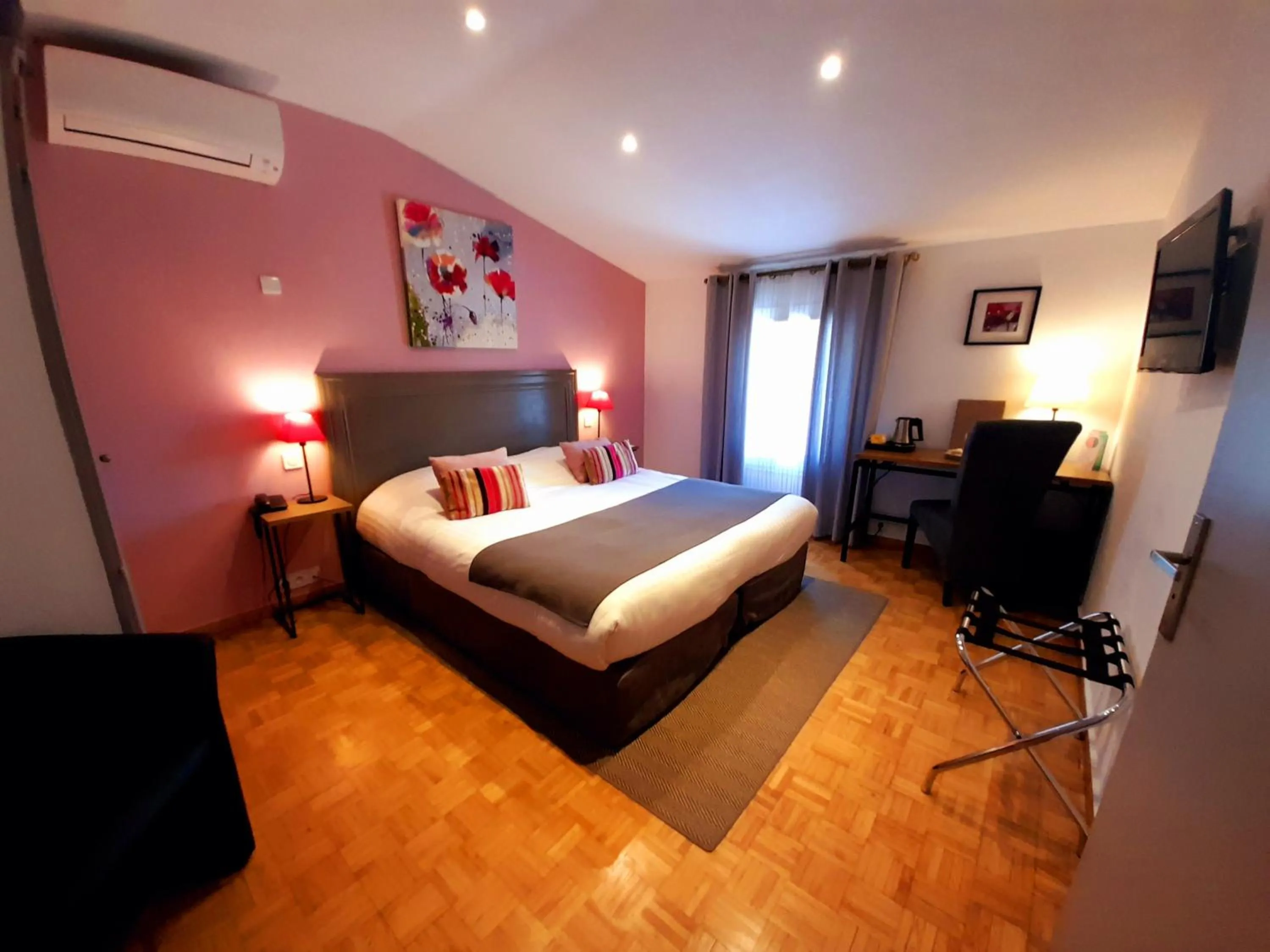 Photo of the whole room, Bed in Logis Hôtel Fabian des Baux