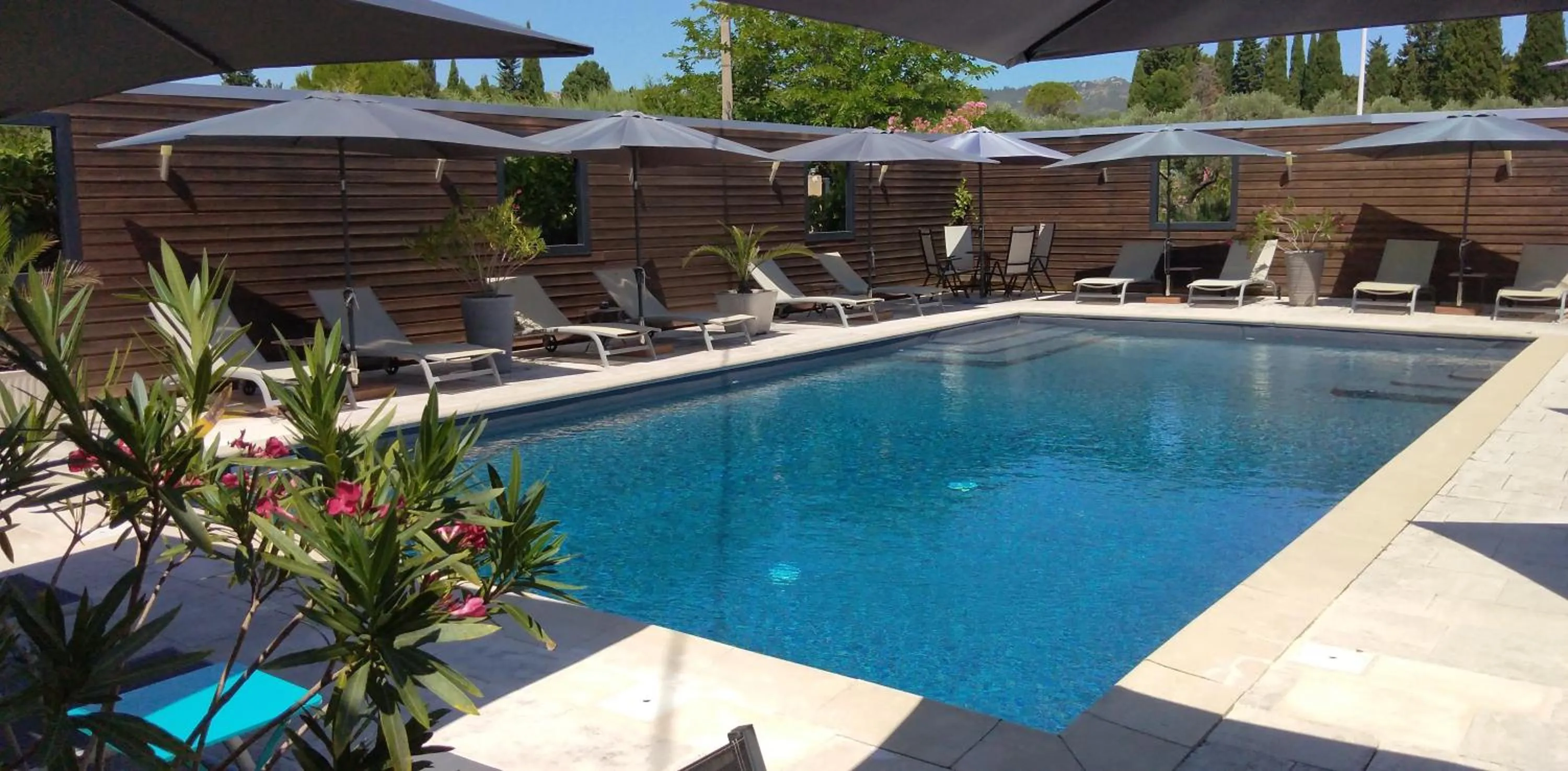 Swimming pool in Logis Hôtel Fabian des Baux