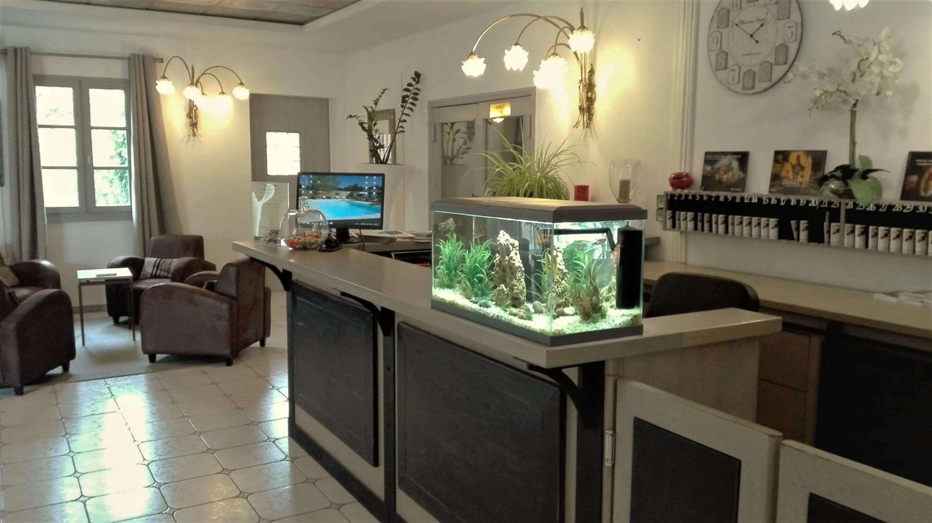 Lobby or reception in Logis Hôtel Fabian des Baux