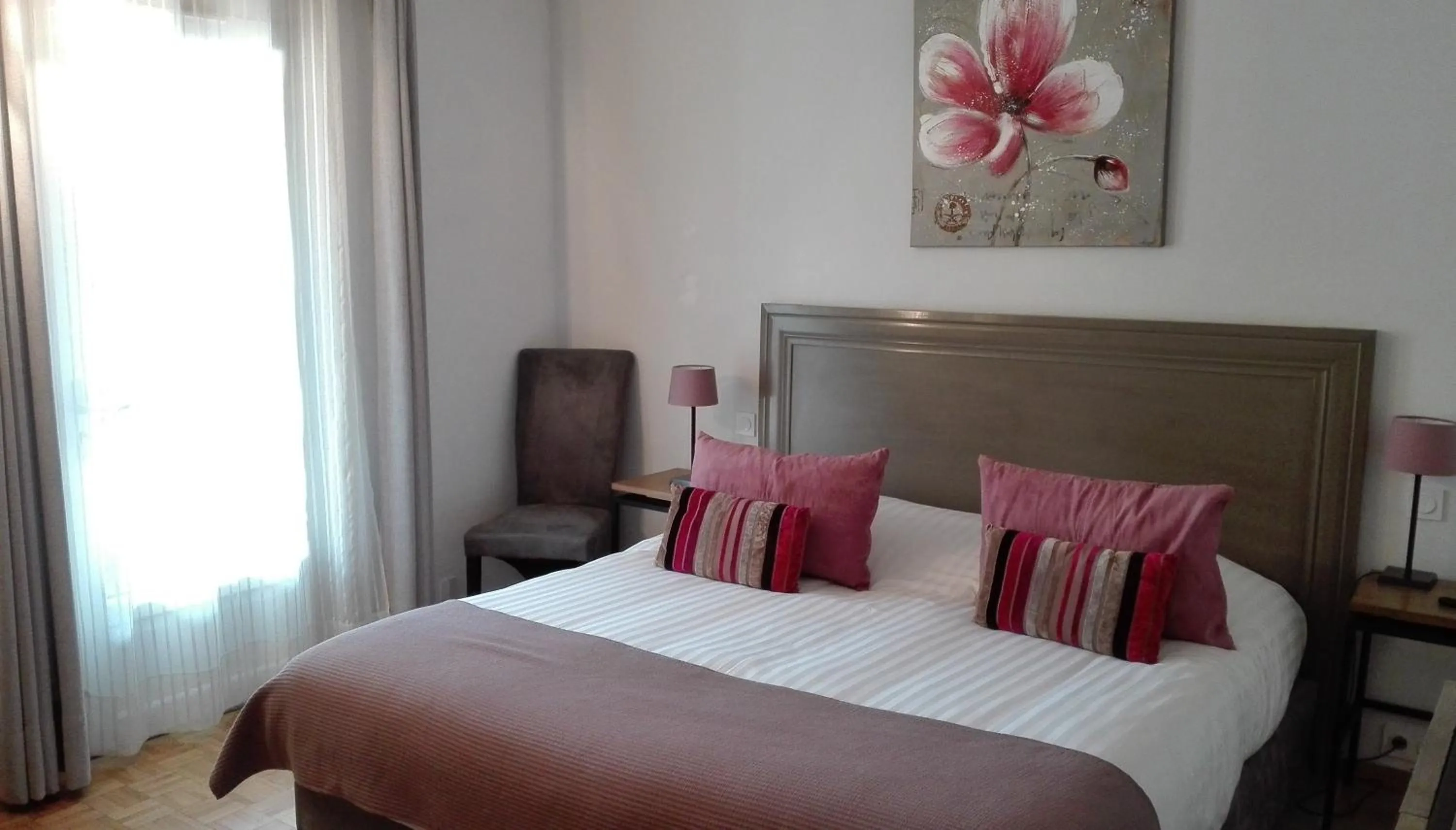 Bedroom, Bed in Logis Hôtel Fabian des Baux