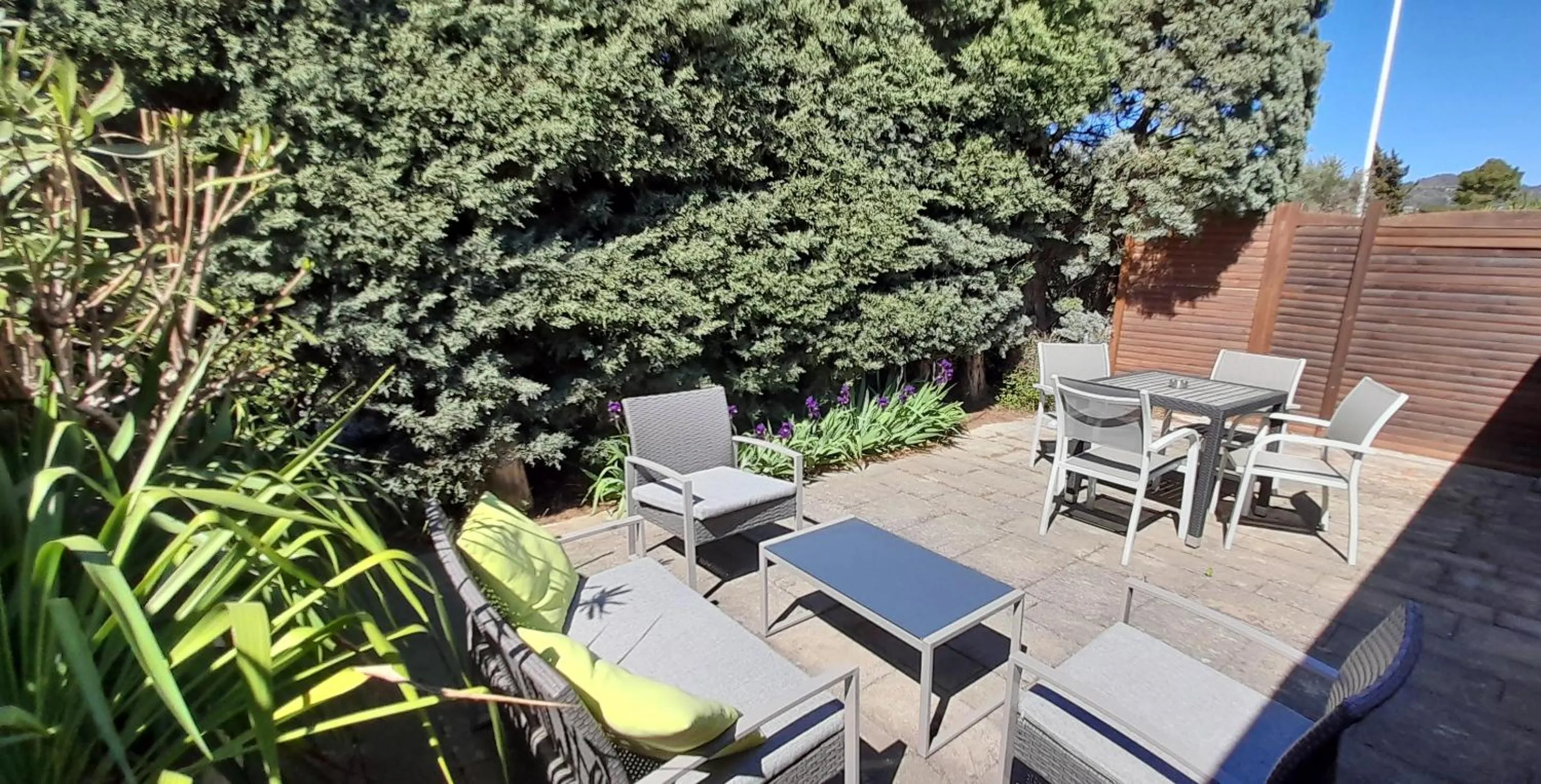 Patio in Logis Hôtel Fabian des Baux