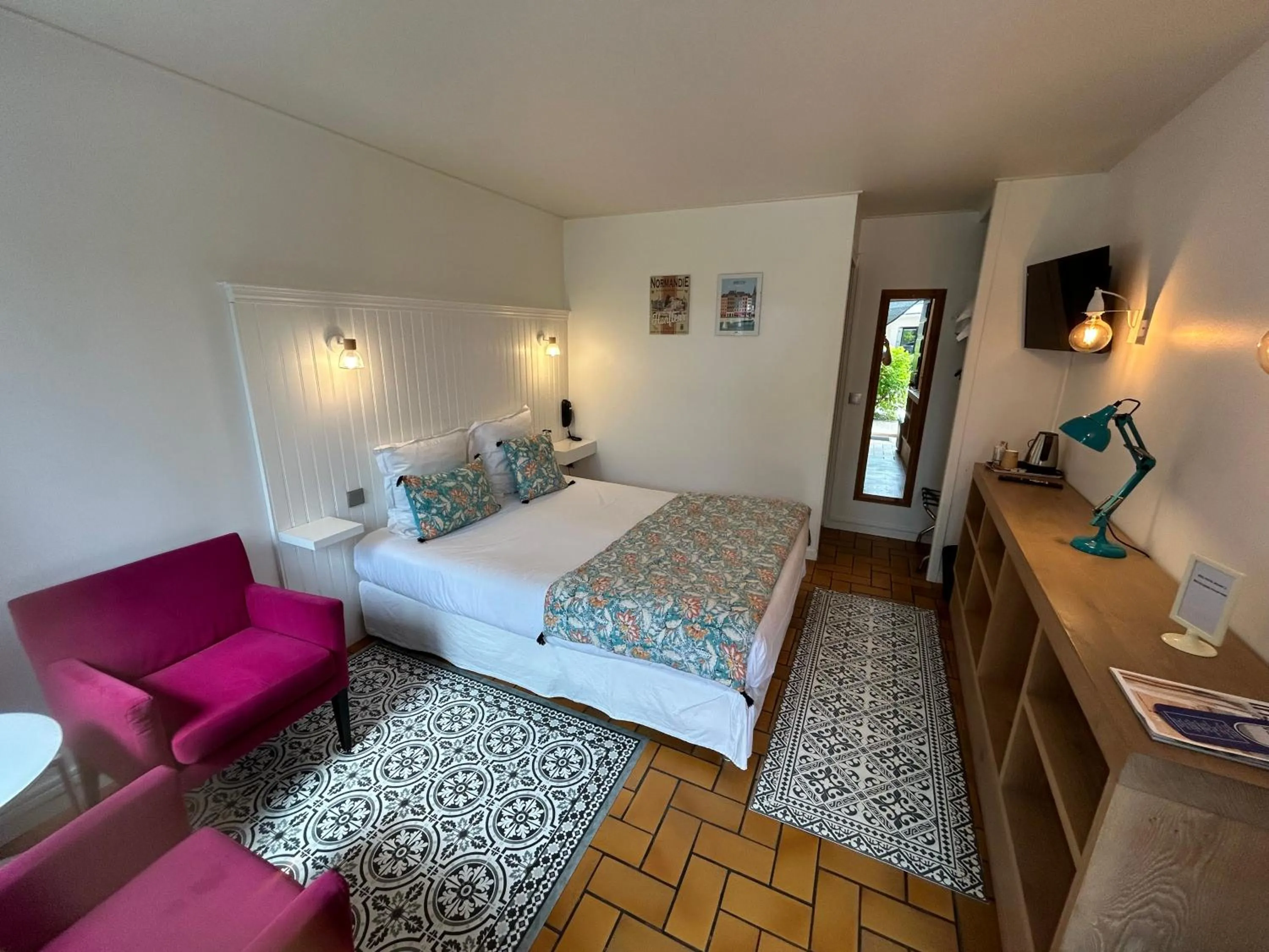 Photo of the whole room, Bed in Hôtel Monet