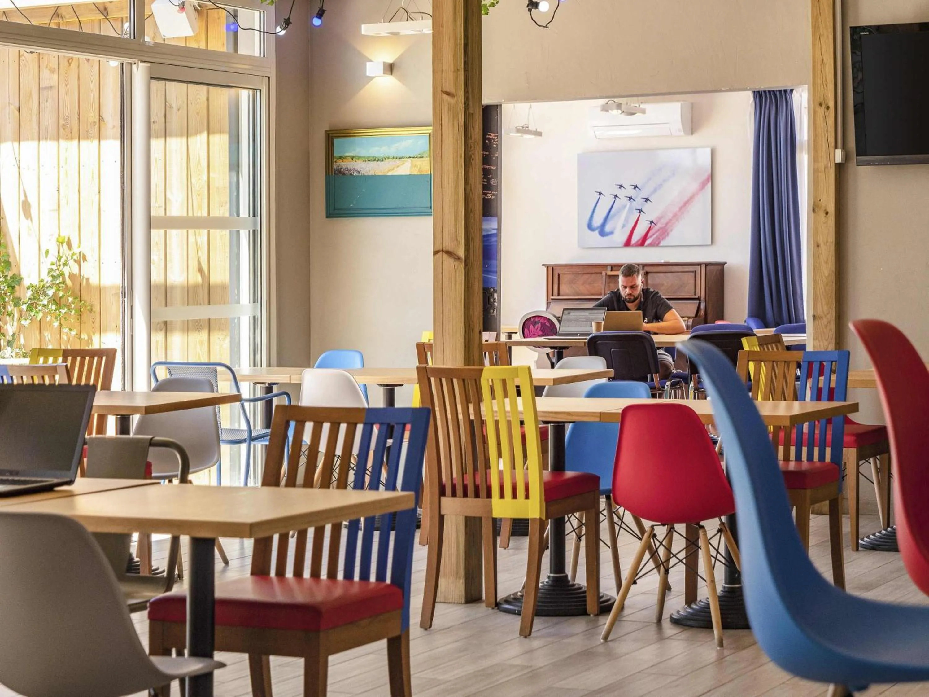 Restaurant/places to eat in greet Hotel Marseille Provence Aéroport