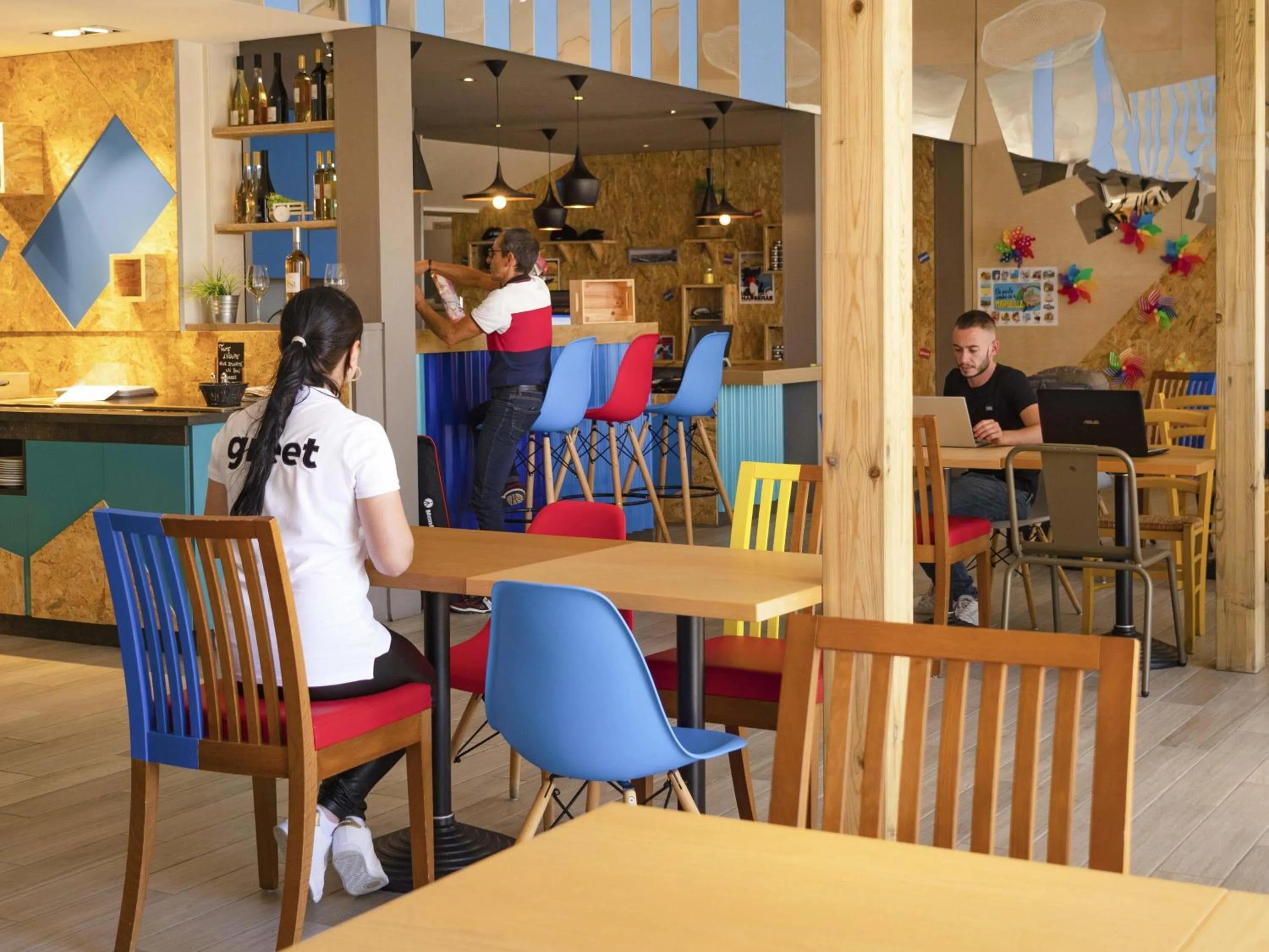 Restaurant/places to eat in greet Hotel Marseille Provence Aéroport