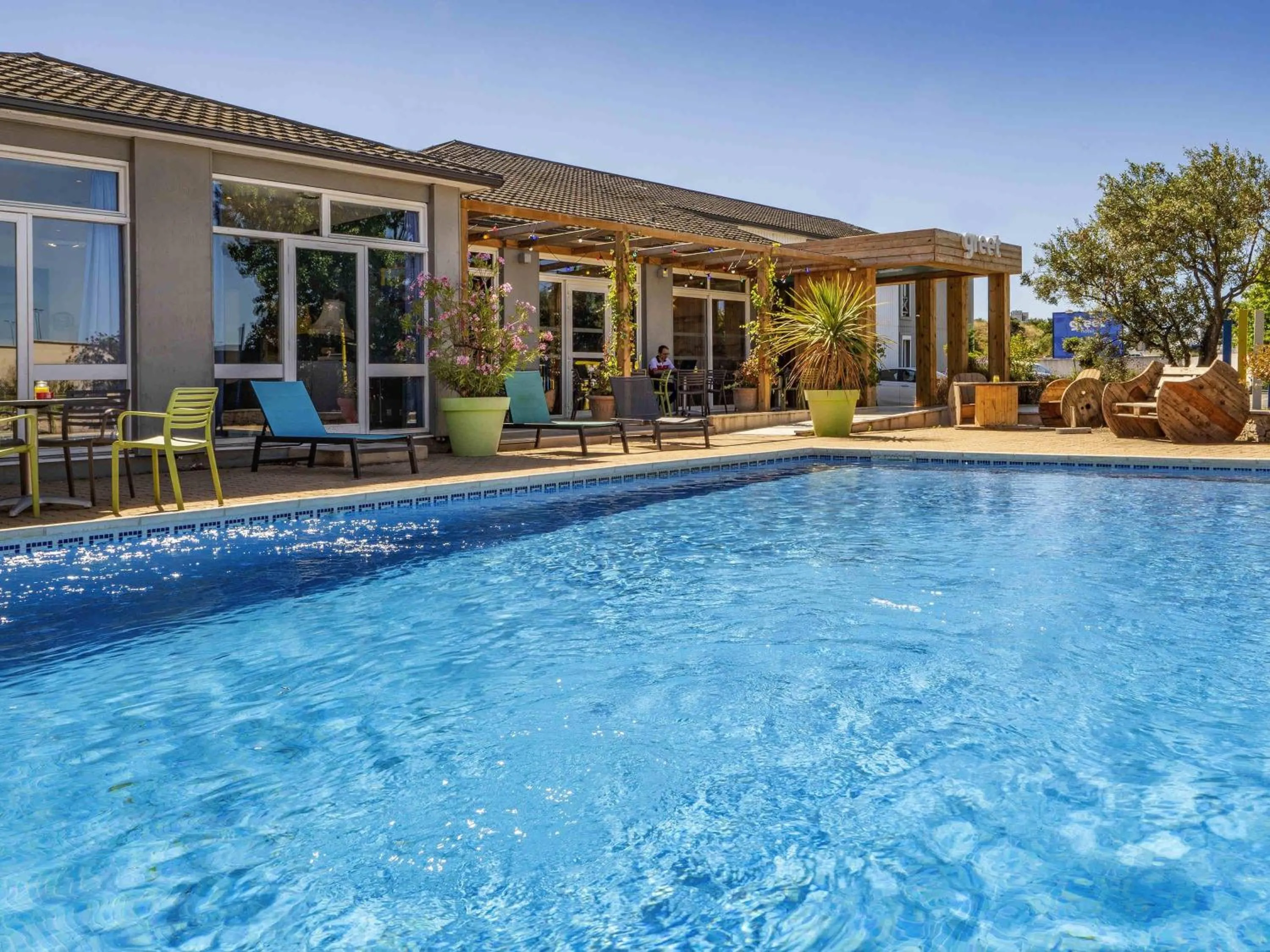 Property building in greet Hotel Marseille Provence Aéroport