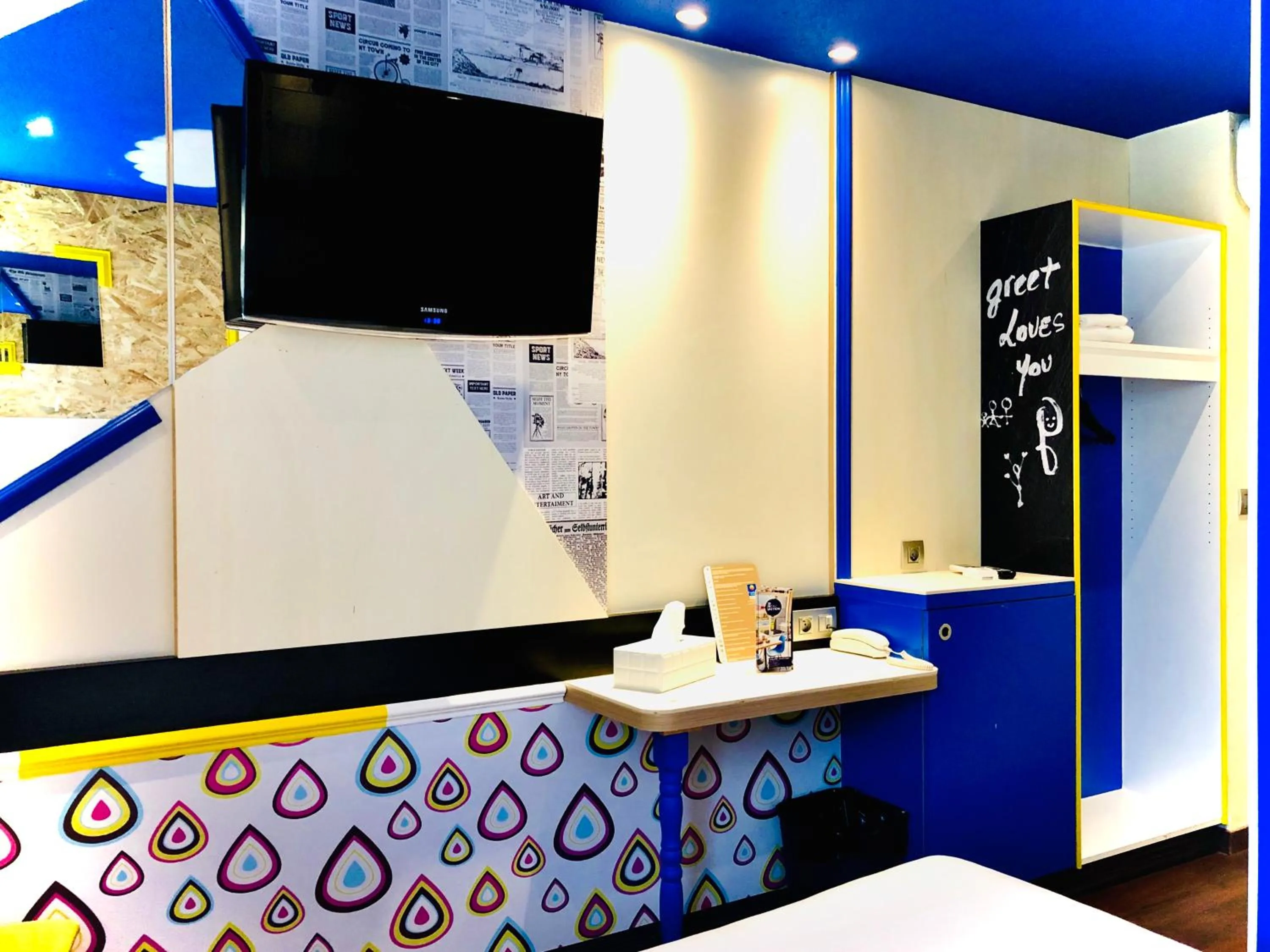 Bedroom in greet Hotel Marseille Provence Aéroport