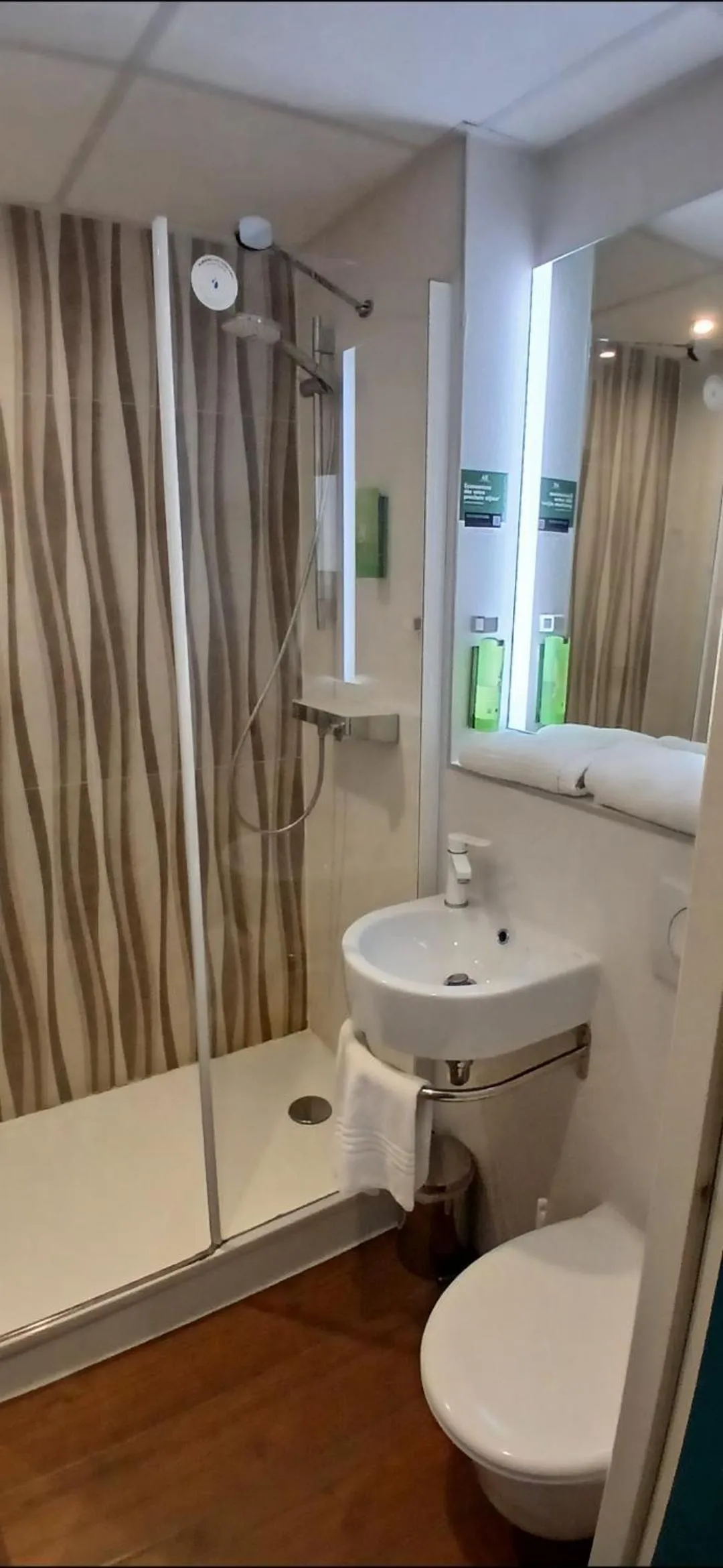 Shower in greet Hotel Marseille Provence Aéroport