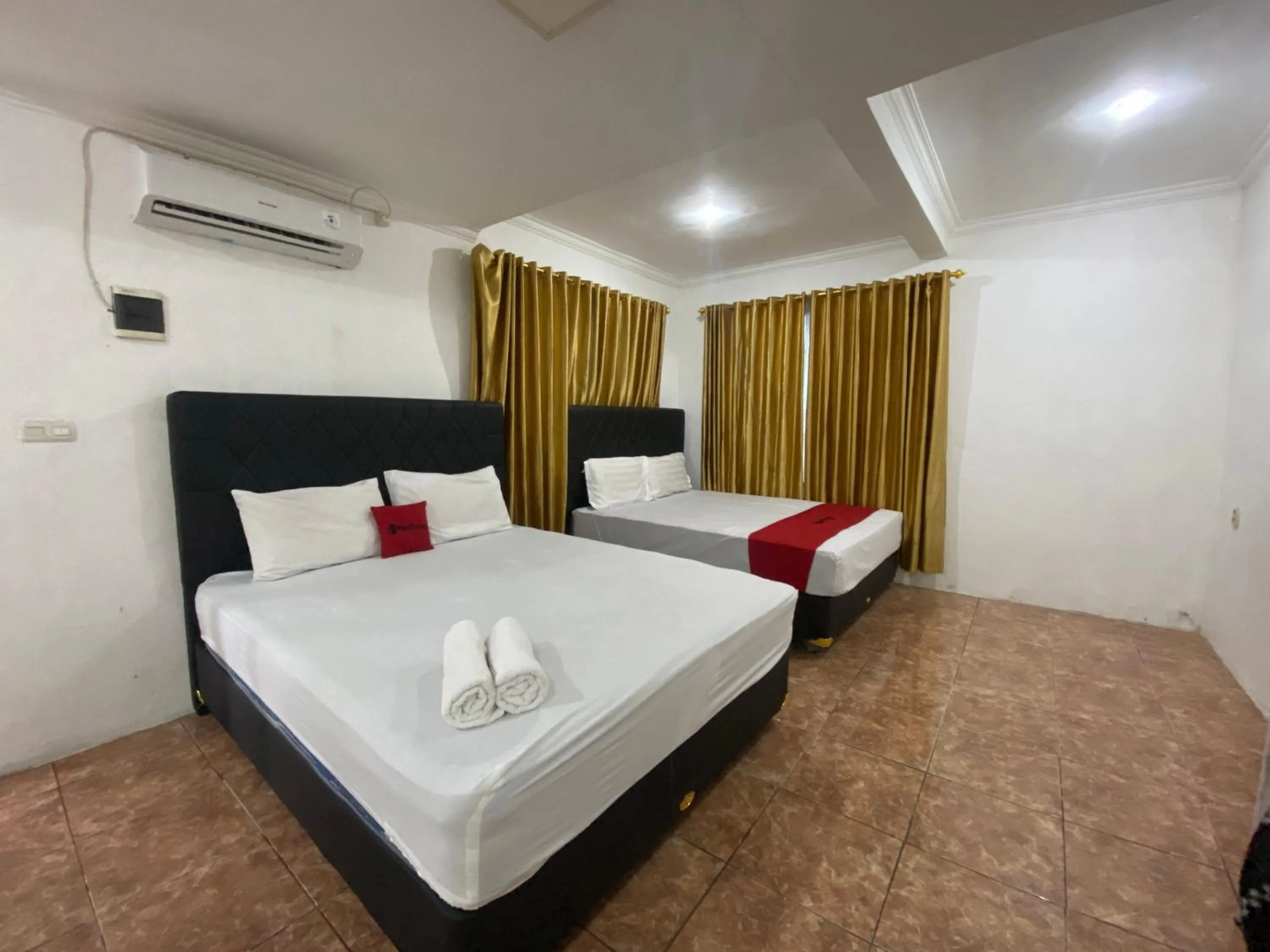 Family Room in RedDoorz Syariah at Sudirman Street Garut