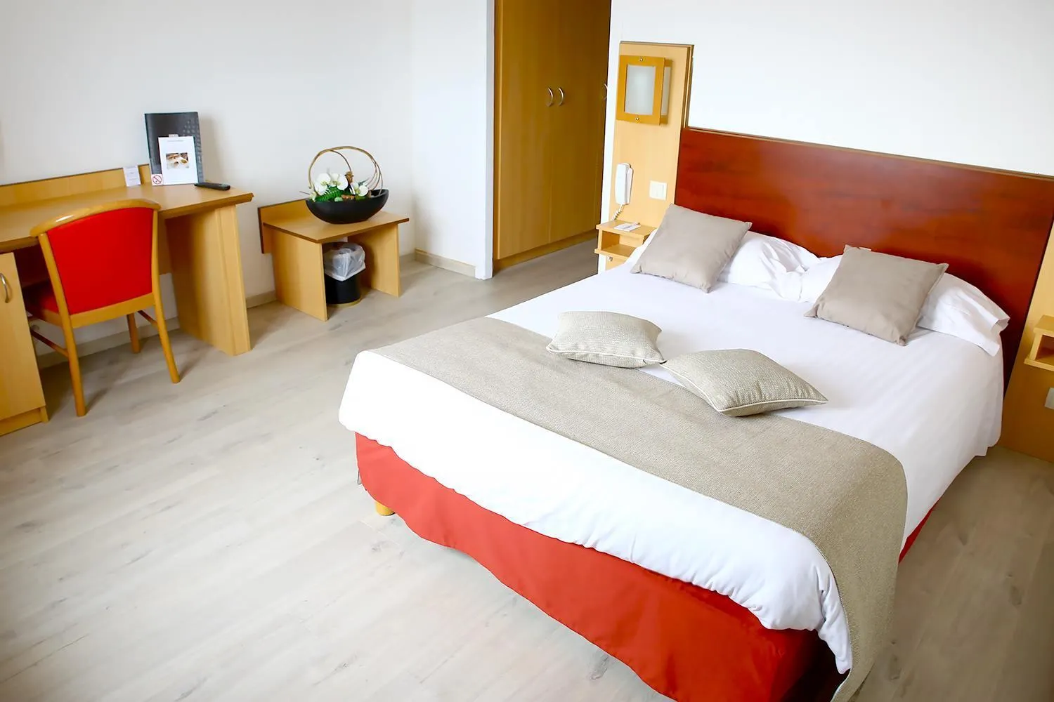 Photo of the whole room, Bed in Hôtel Restaurant Splendid Camargue