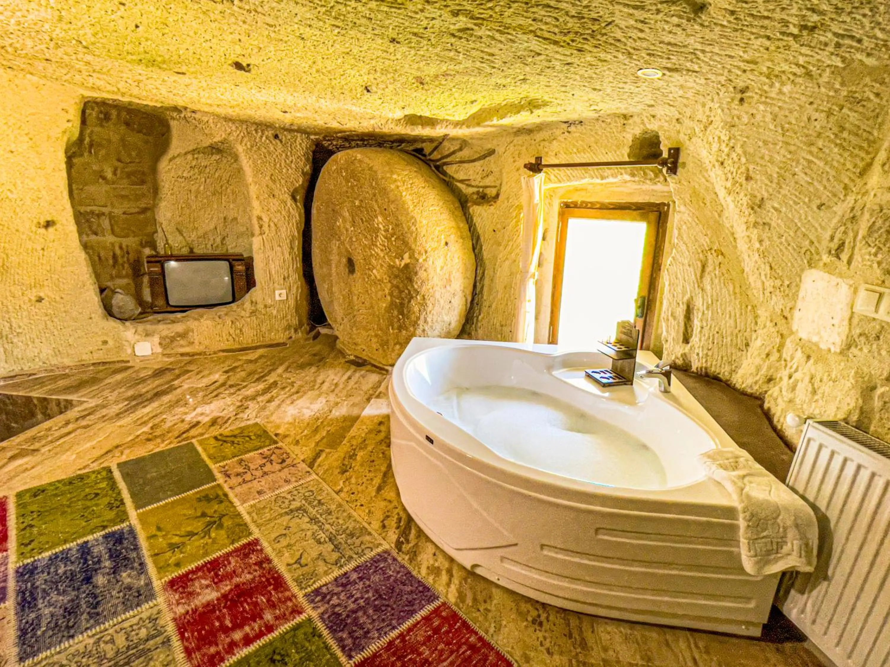 Hot Tub in Heritage Cave Suites