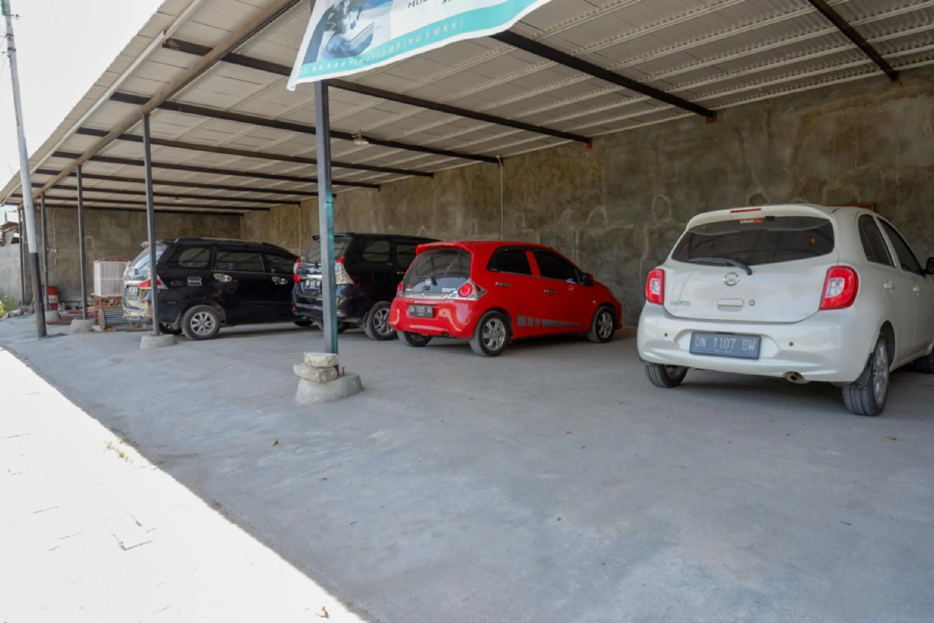 Facade/entrance in RedDoorz near Taman Makam Pahlawan Tatura