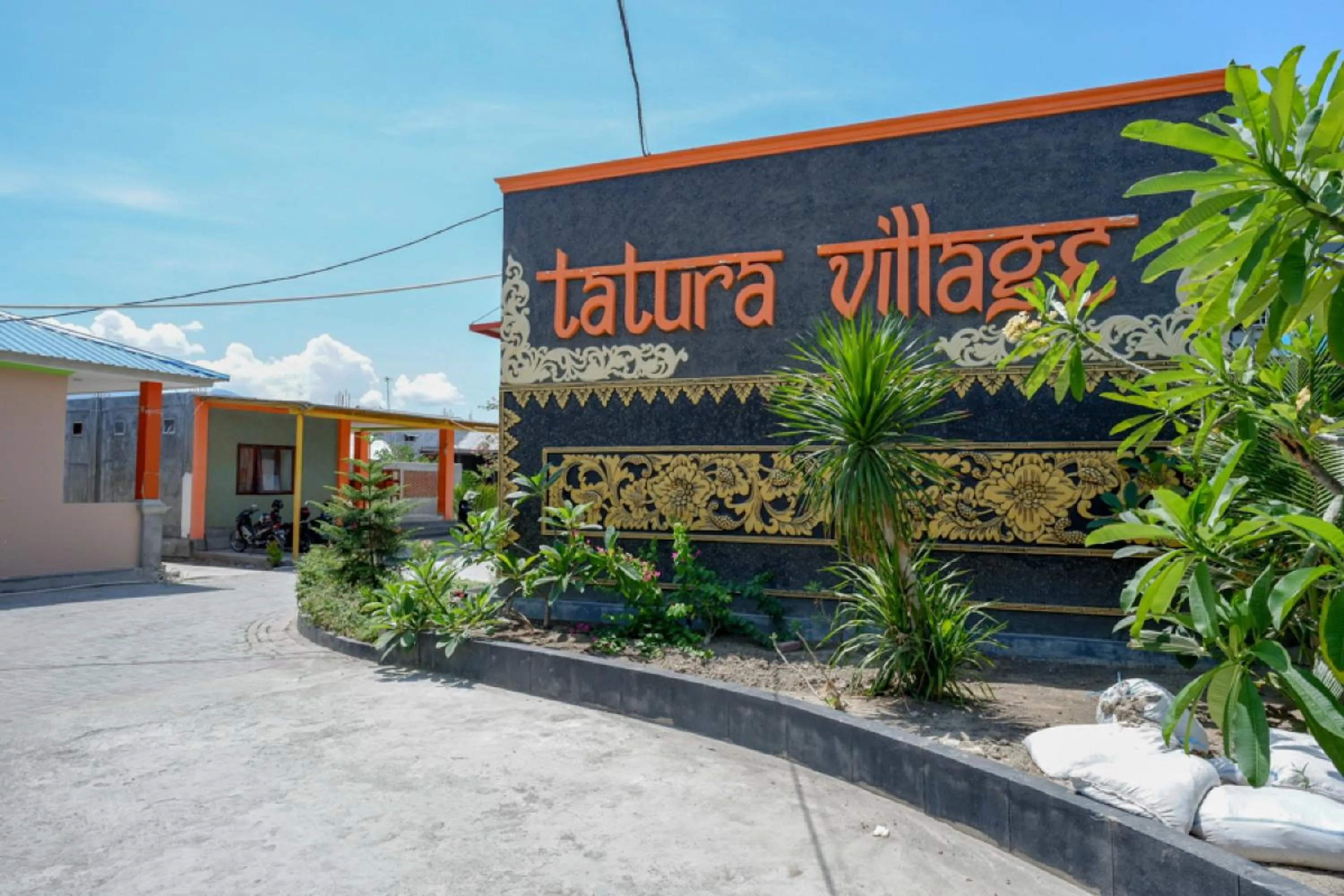 Facade/entrance in RedDoorz near Taman Makam Pahlawan Tatura