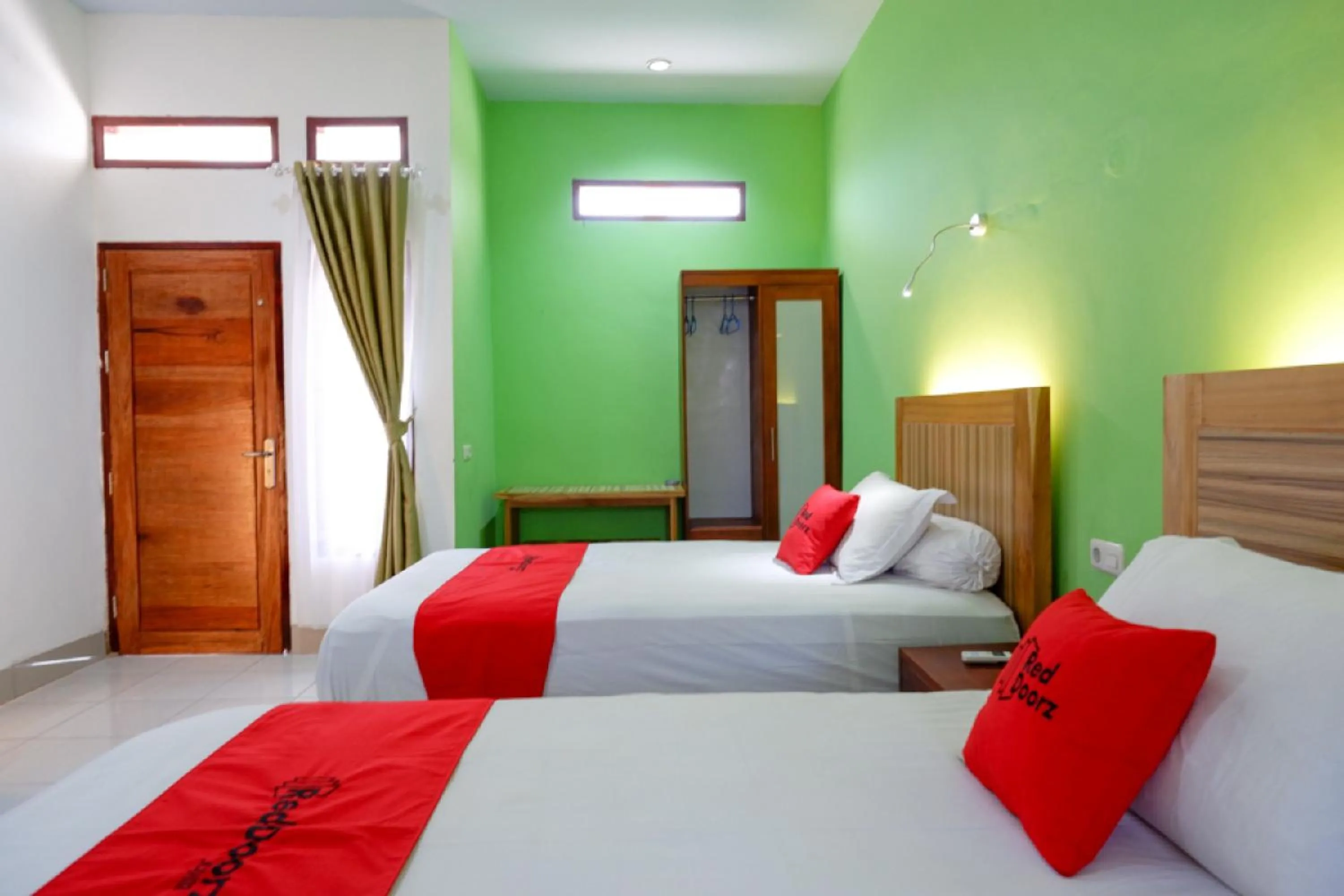 Bedroom, Bed in RedDoorz near Taman Makam Pahlawan Tatura