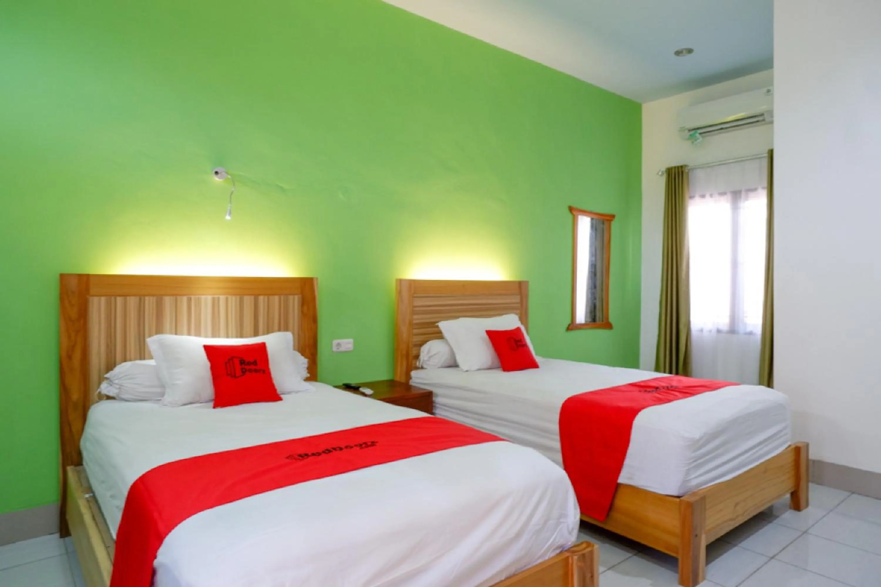 Bedroom, Bed in RedDoorz near Taman Makam Pahlawan Tatura