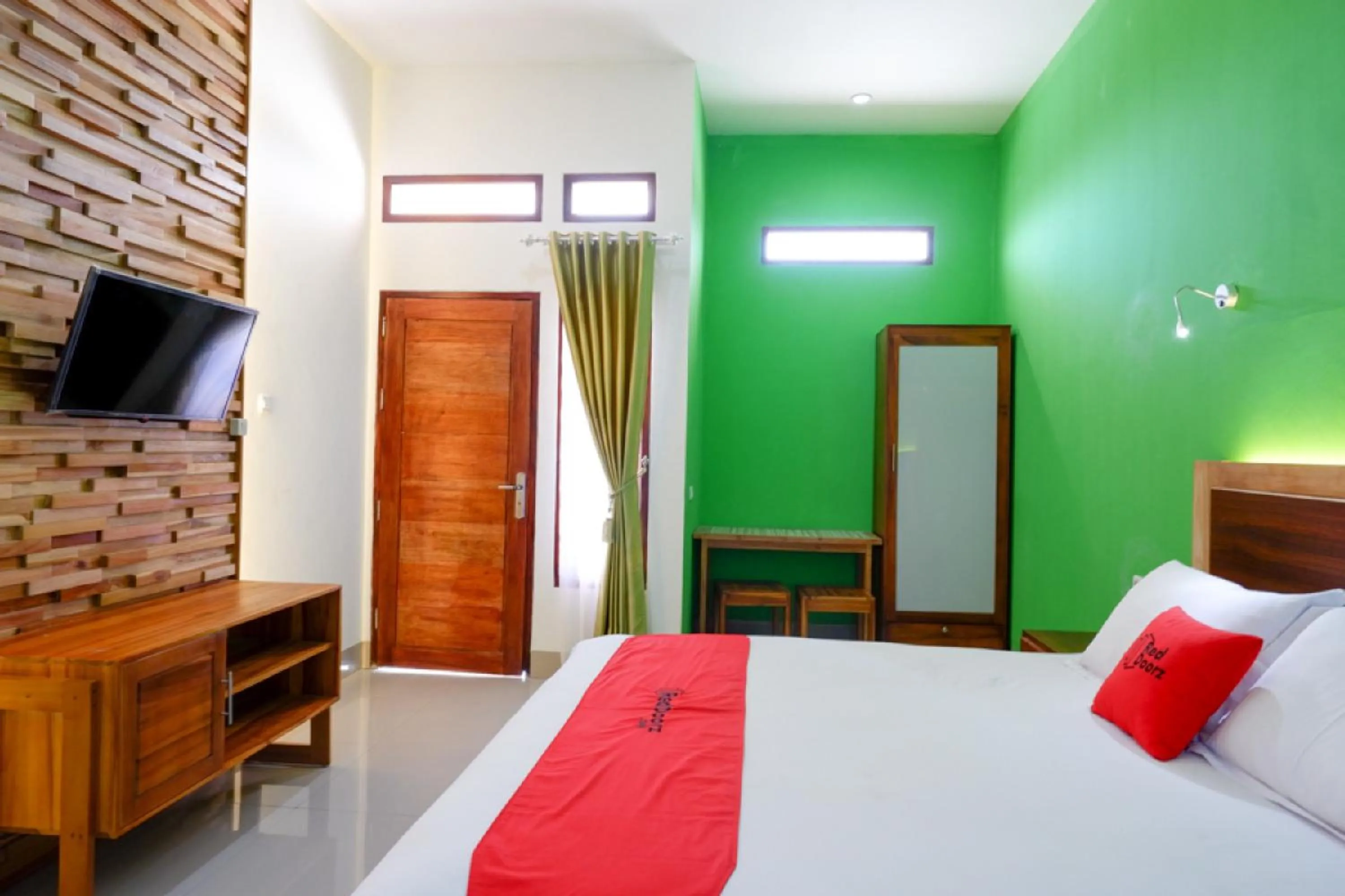 Bedroom, Bed in RedDoorz near Taman Makam Pahlawan Tatura