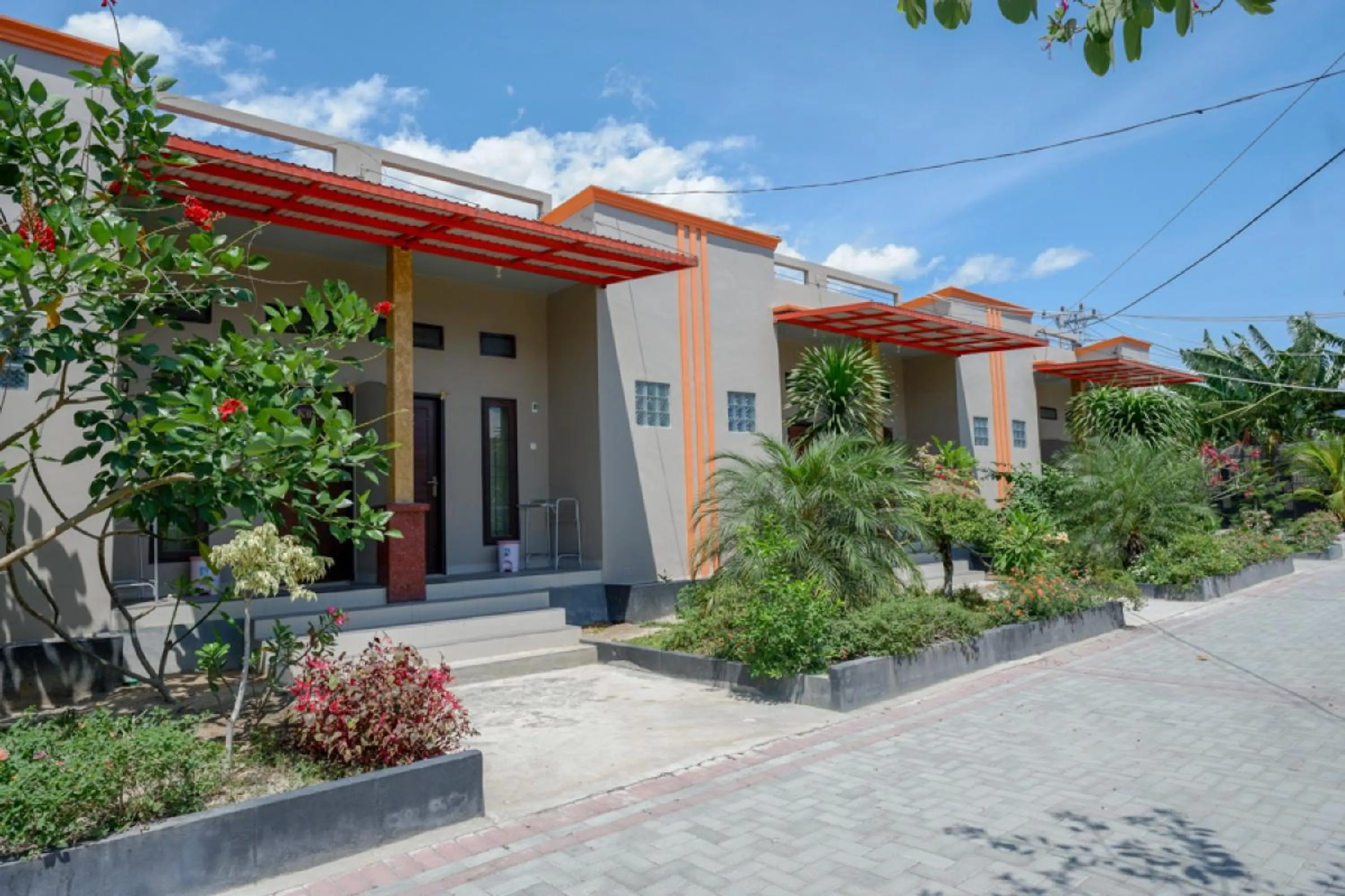 Facade/entrance in RedDoorz near Taman Makam Pahlawan Tatura